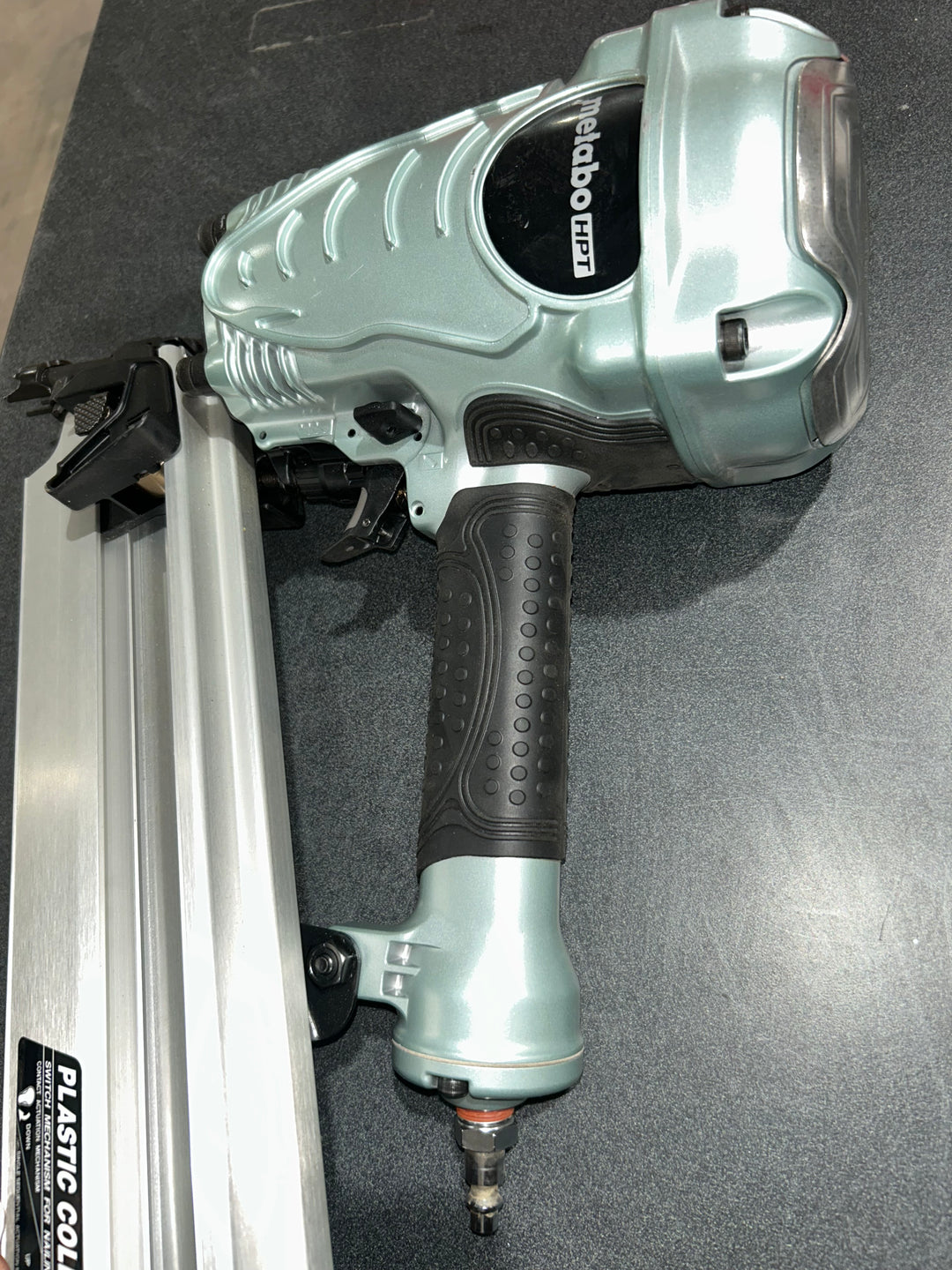 Clavadora neumática de cabeza redonda Metabo HPT de 3-1/2 pulgadas y 21 grados (usada)