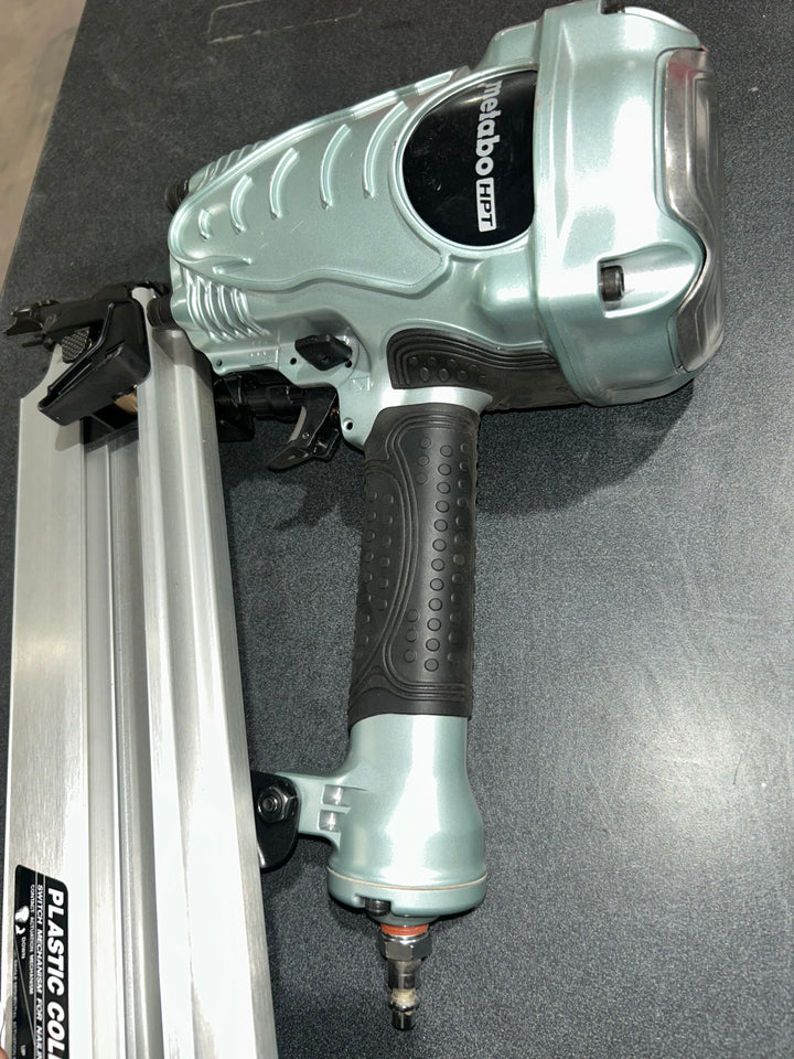 Clavadora neumática de cabeza redonda Metabo HPT de 3-1/2 pulgadas y 21 grados (usada)