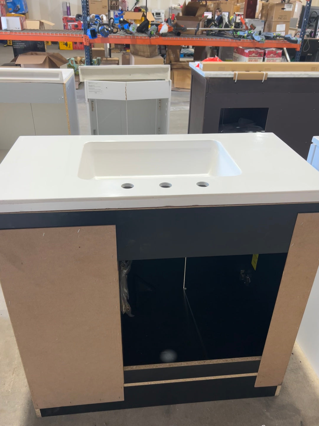 Tocador de baño Cauley de 36 pulgadas con lavabo simple negro y cubierta de mármol cultivado blanco