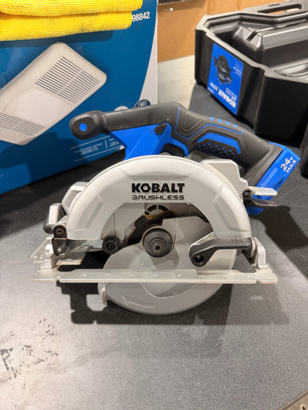 Sierra circular inalámbrica Kobalt XTR de 24 voltios y 7-1/4 pulgadas sin escobillas (usada)