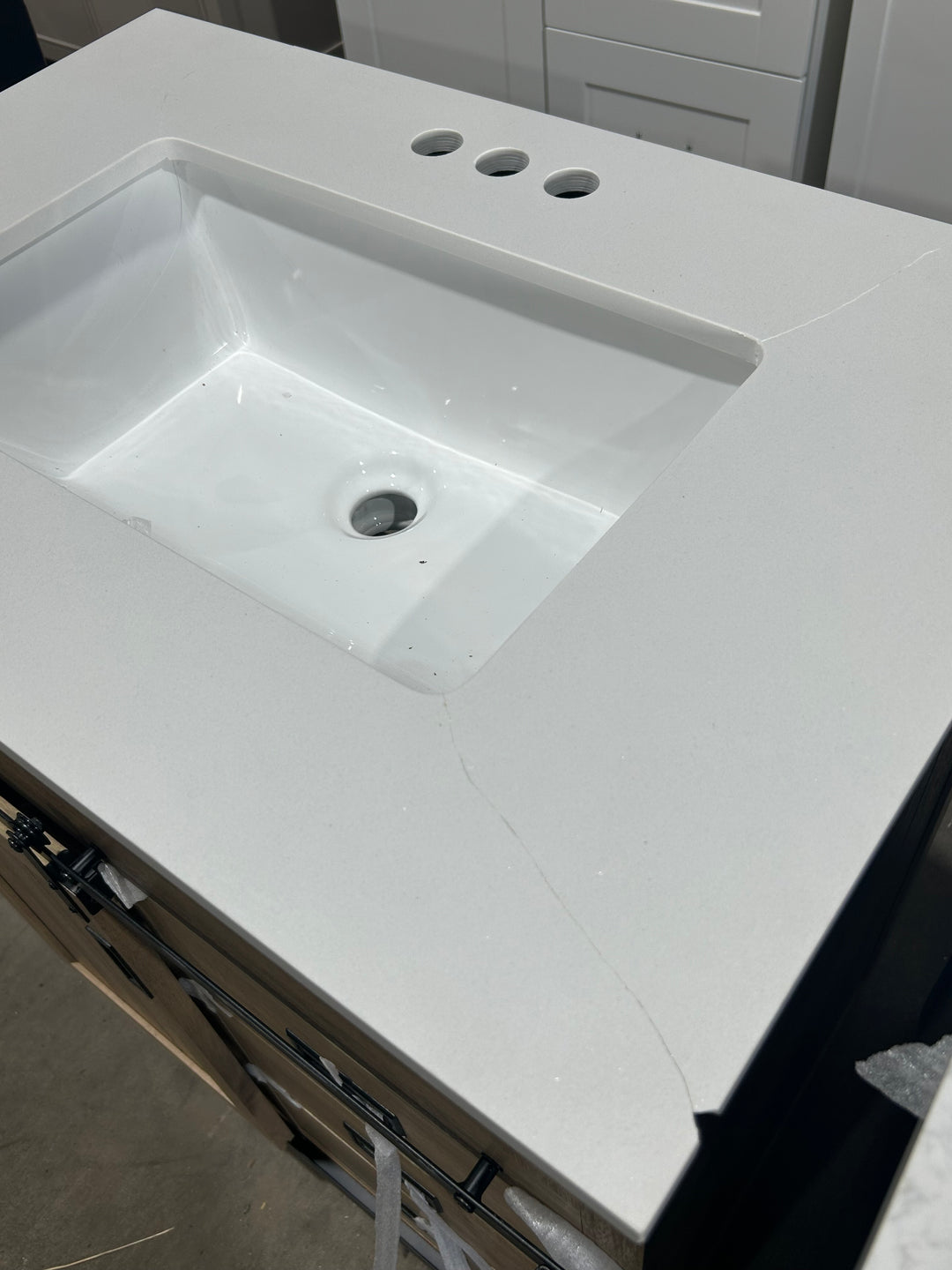 Tocador de baño Morriston de 30 pulgadas con lavabo individual bajo encimera de roble natural claro y cubierta de piedra artificial blanca (caja abierta)