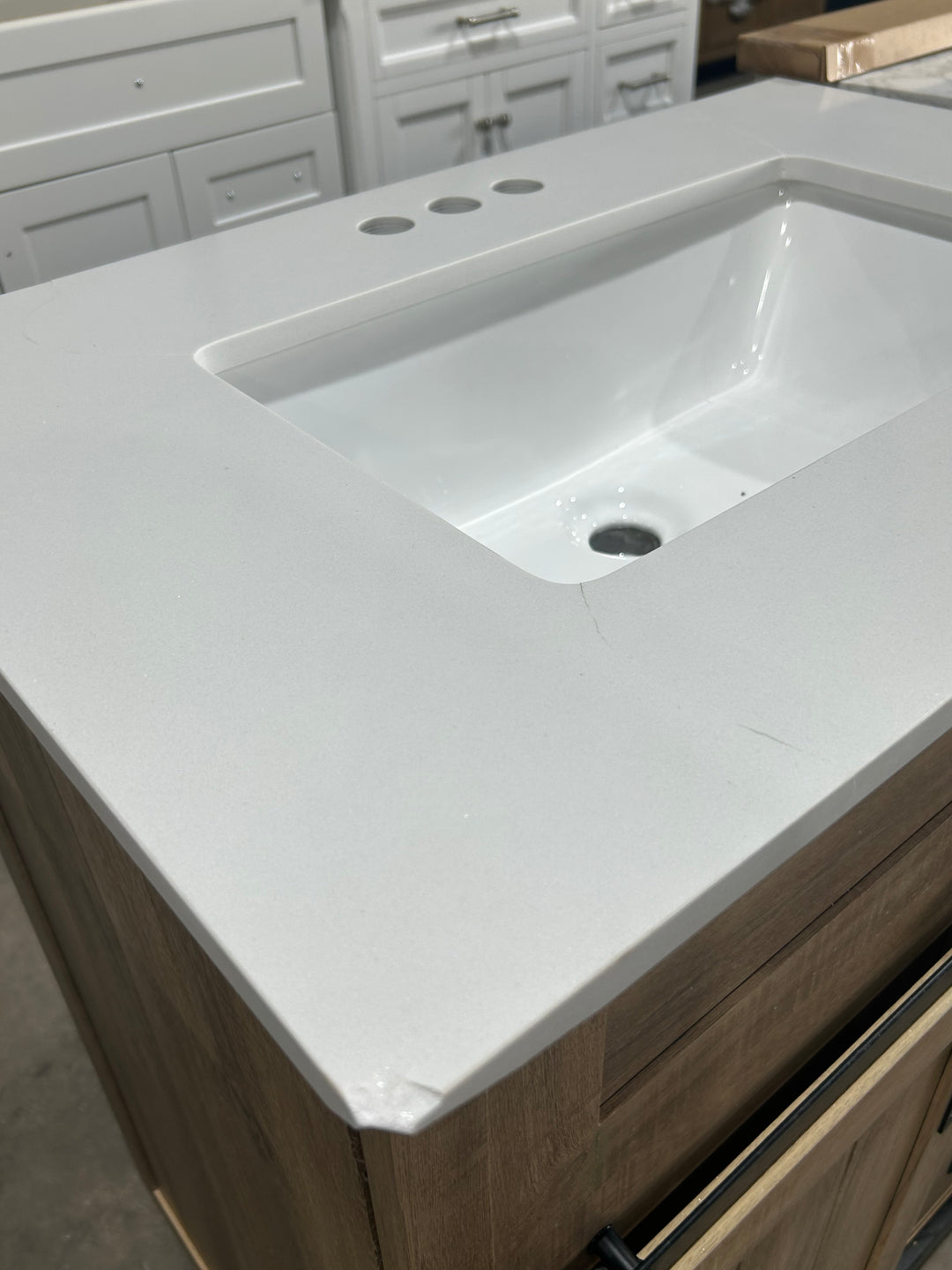 Tocador de baño Morriston de 30 pulgadas con lavabo individual bajo encimera de roble natural claro y cubierta de piedra artificial blanca (caja abierta)