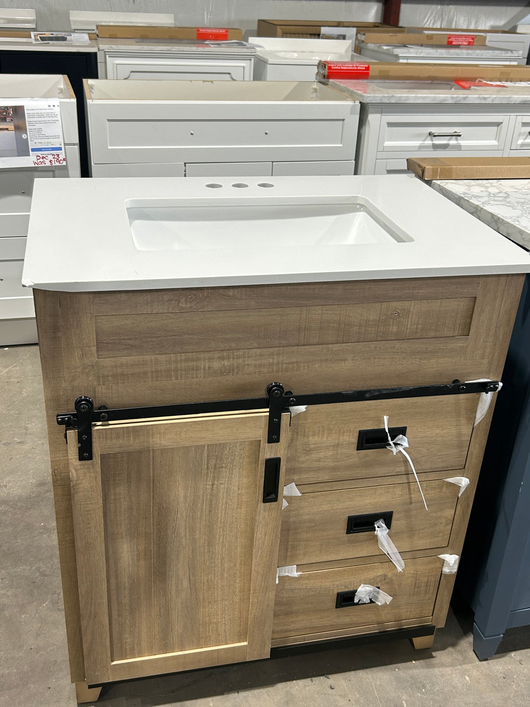 Tocador de baño Morriston de 30 pulgadas con lavabo individual bajo encimera de roble natural claro y cubierta de piedra artificial blanca (caja abierta)