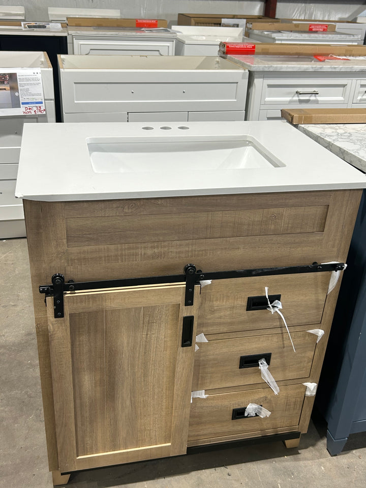 Tocador de baño Morriston de 30 pulgadas con lavabo individual bajo encimera de roble natural claro y cubierta de piedra artificial blanca (caja abierta)