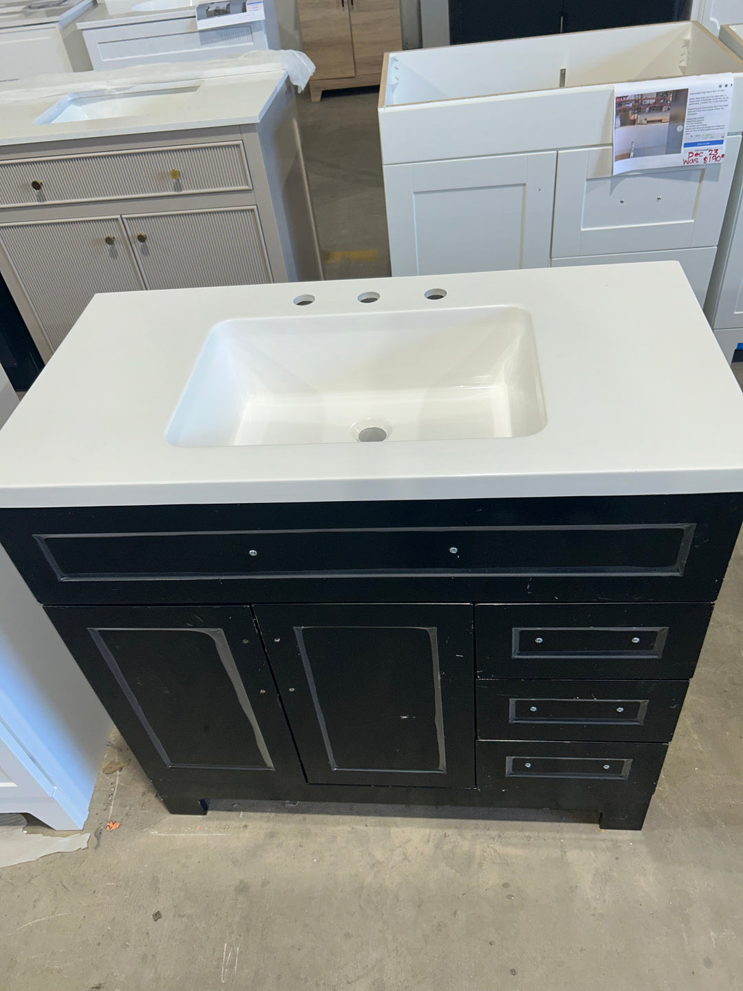 Tocador de baño Cauley de 36 pulgadas con lavabo simple negro y cubierta de mármol cultivado blanco