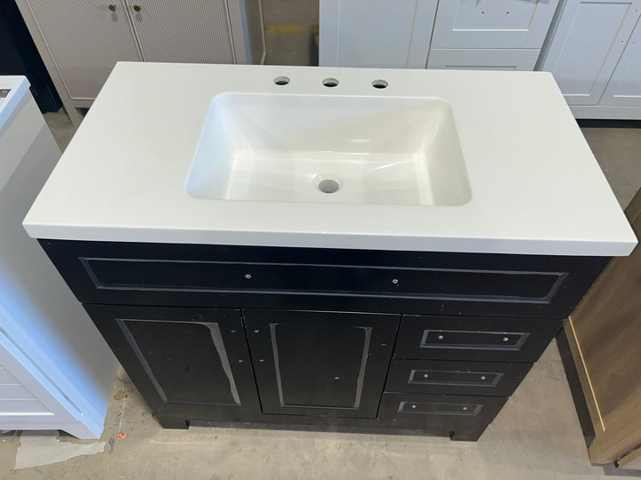 Tocador de baño Cauley de 36 pulgadas con lavabo simple negro y cubierta de mármol cultivado blanco