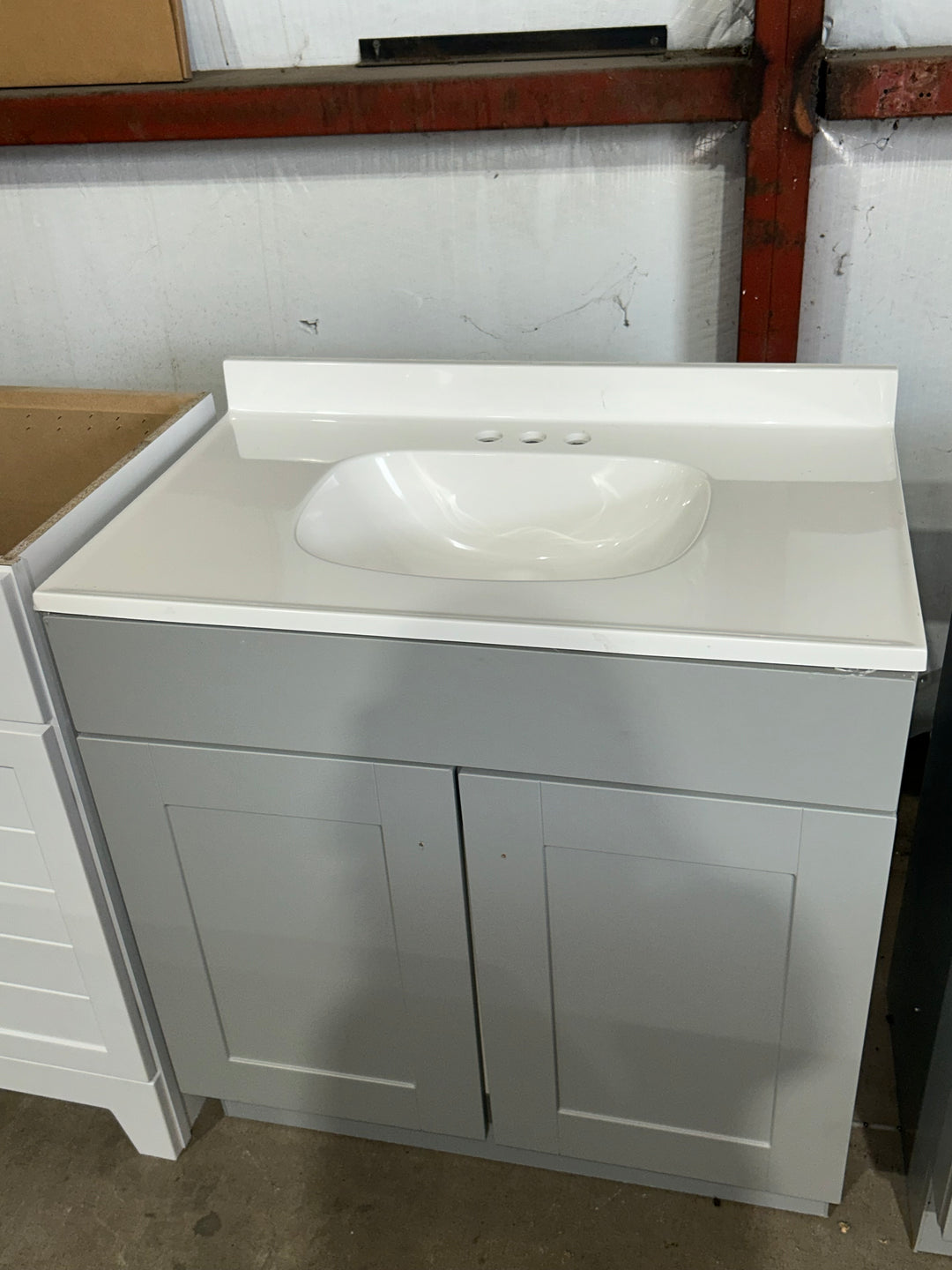 Proyecto Fuente Dover - Tocador de baño de un solo lavabo gris claro de 30 pulgadas con cubierta de mármol cultivado blanco 