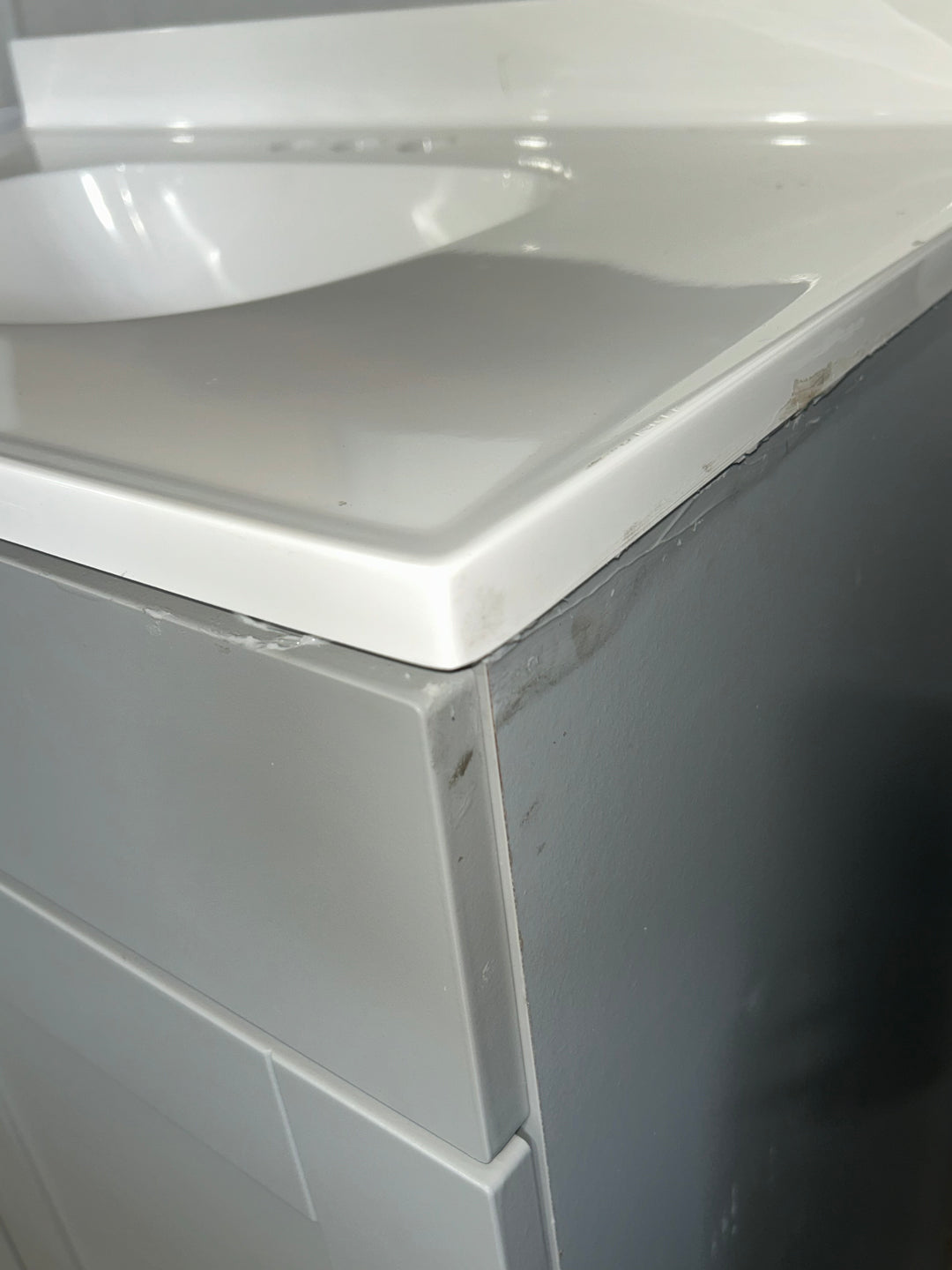 Proyecto Fuente Dover - Tocador de baño de un solo lavabo gris claro de 30 pulgadas con cubierta de mármol cultivado blanco 