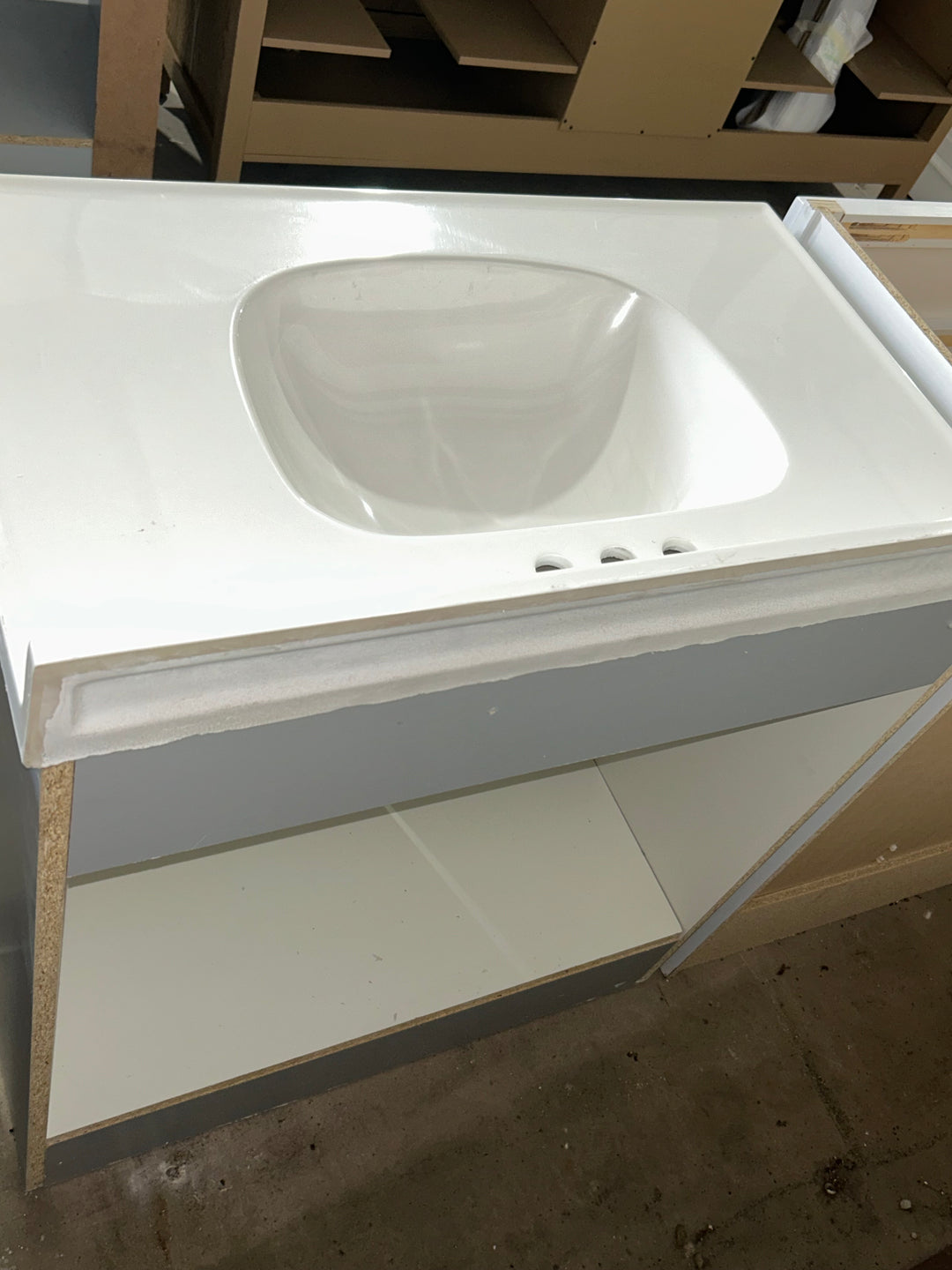 Proyecto Fuente Dover - Tocador de baño de un solo lavabo gris claro de 30 pulgadas con cubierta de mármol cultivado blanco 