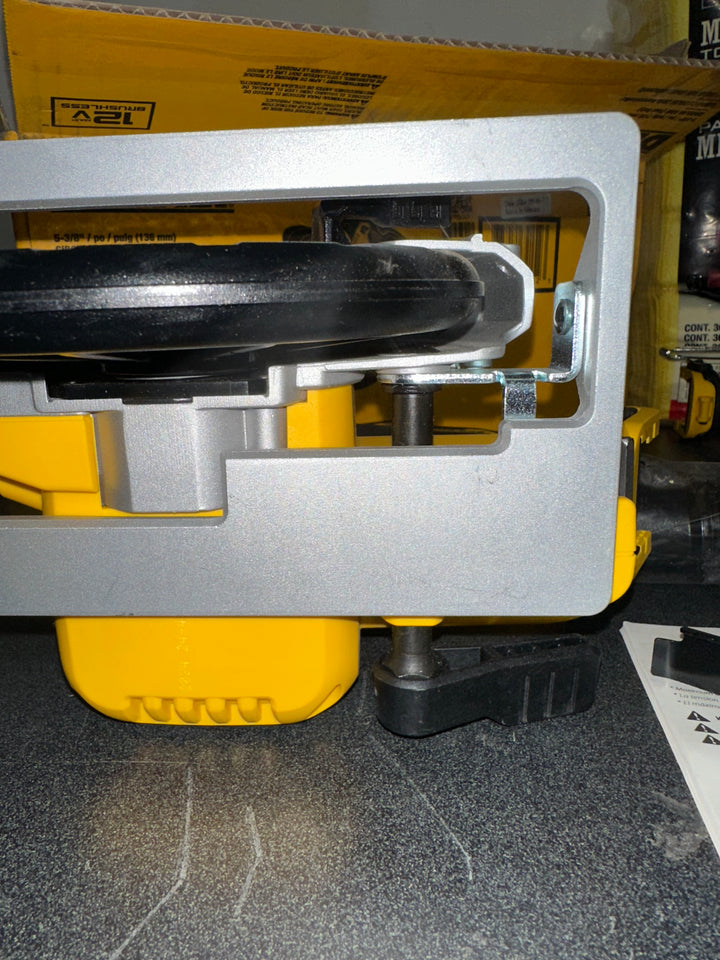 DEWALT XTREME 12-volt Max 5-3/8-in Brushless Cordless Circular saw (USED)
