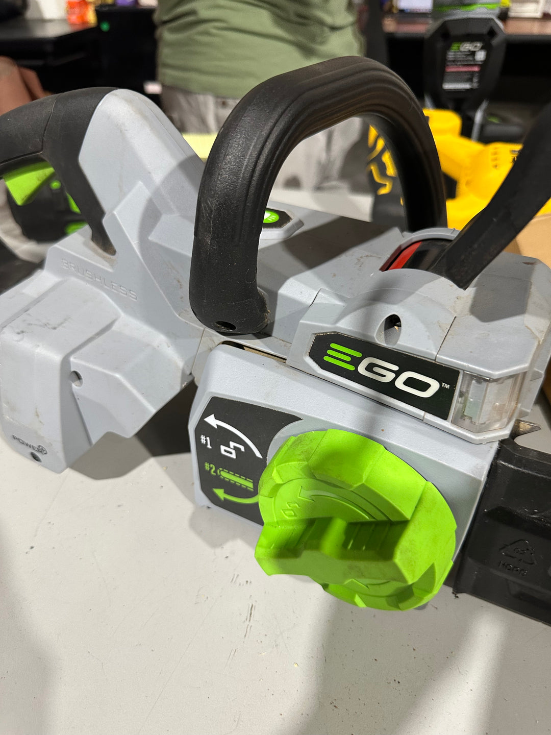 Motosierra EGO POWER+ de 56 voltios y 18 pulgadas con batería de 5 Ah (batería y cargador incluidos)