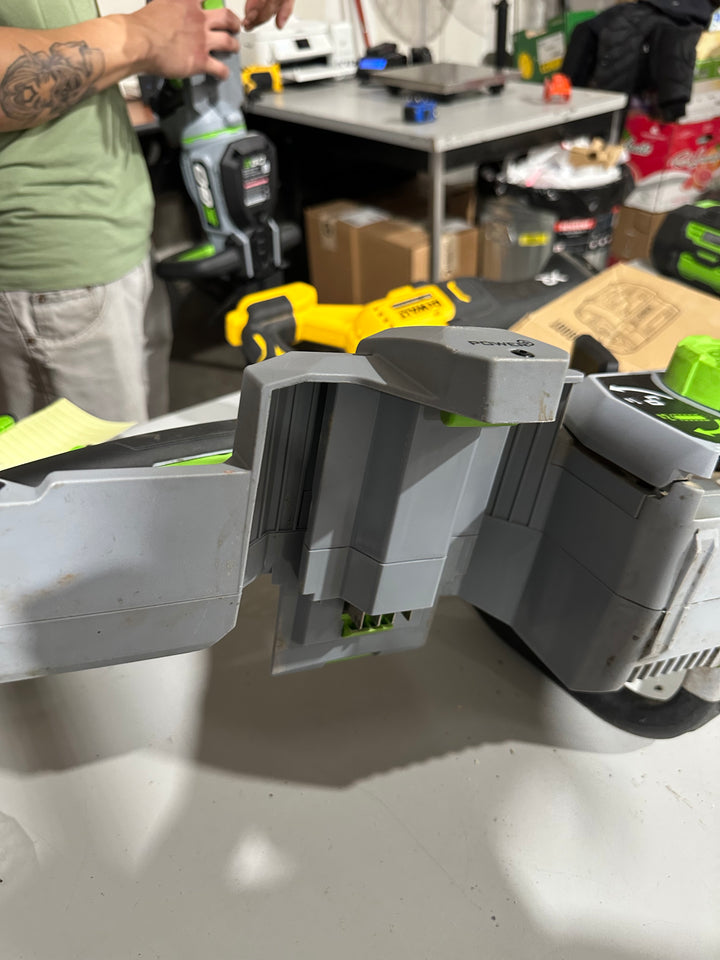 Motosierra EGO POWER+ de 56 voltios y 18 pulgadas con batería de 5 Ah (batería y cargador incluidos)