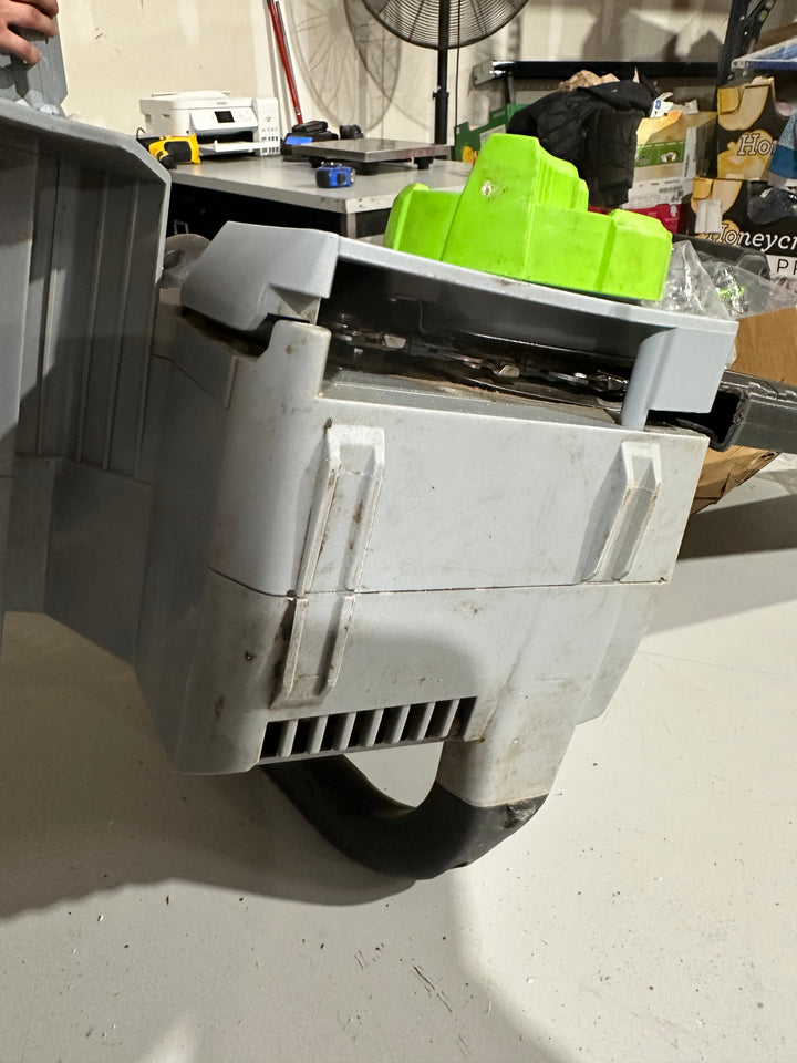 Motosierra EGO POWER+ de 56 voltios y 18 pulgadas con batería de 5 Ah (batería y cargador incluidos)