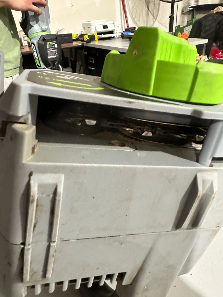 Motosierra EGO POWER+ de 56 voltios y 18 pulgadas con batería de 5 Ah (batería y cargador incluidos)