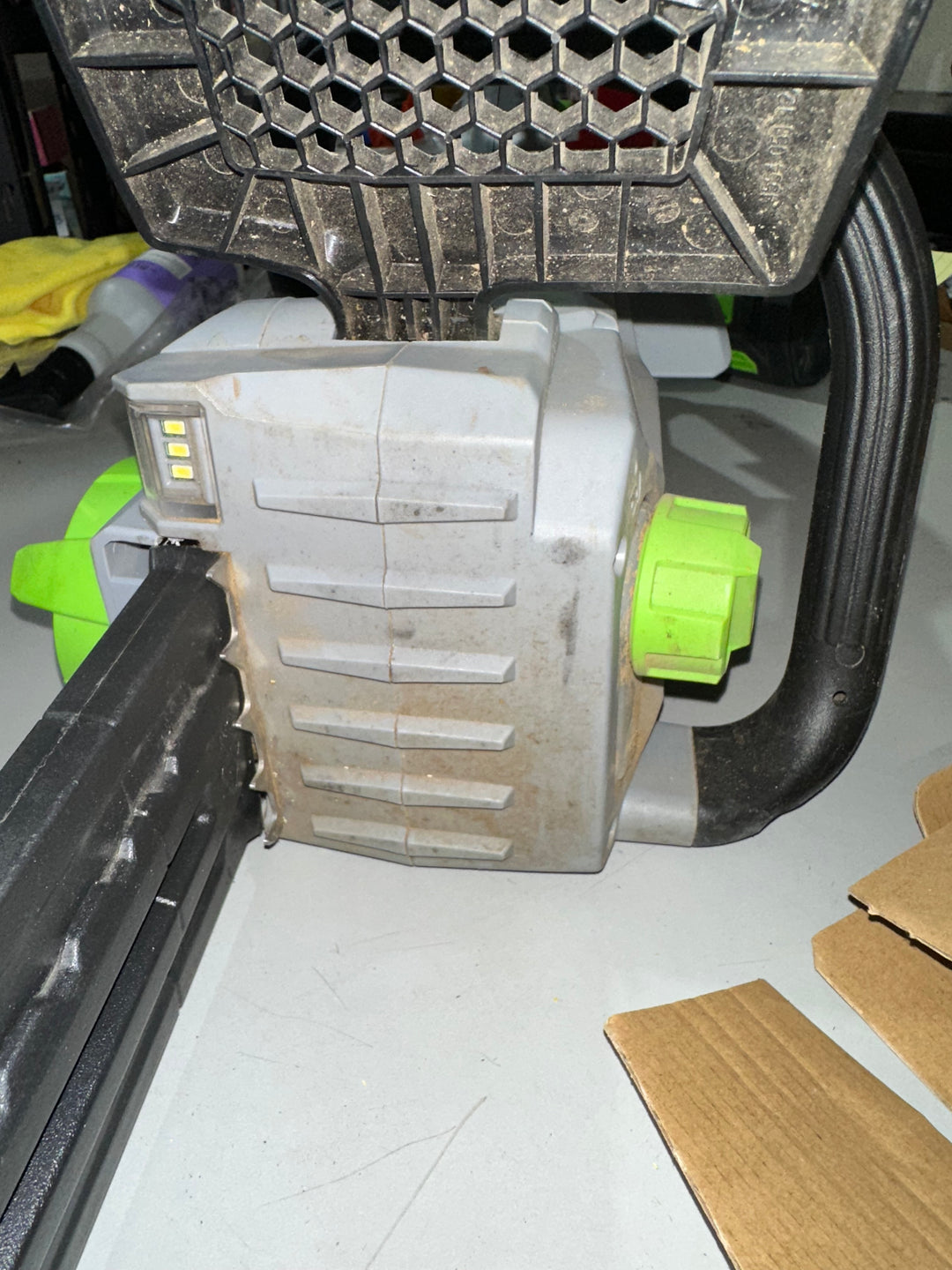 Motosierra EGO POWER+ de 56 voltios y 18 pulgadas con batería de 5 Ah (batería y cargador incluidos)