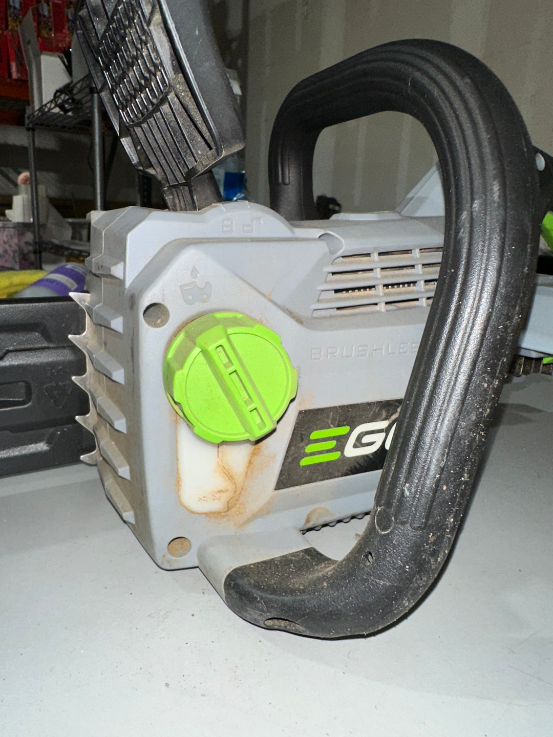 Motosierra EGO POWER+ de 56 voltios y 18 pulgadas con batería de 5 Ah (batería y cargador incluidos)