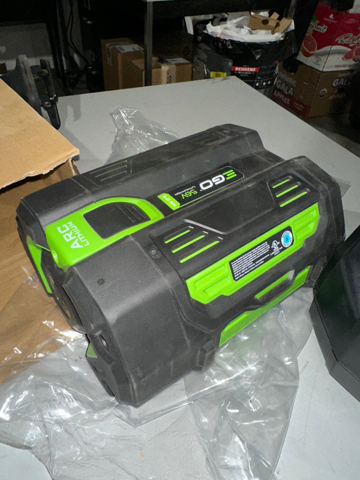 Motosierra EGO POWER+ de 56 voltios y 18 pulgadas con batería de 5 Ah (batería y cargador incluidos)