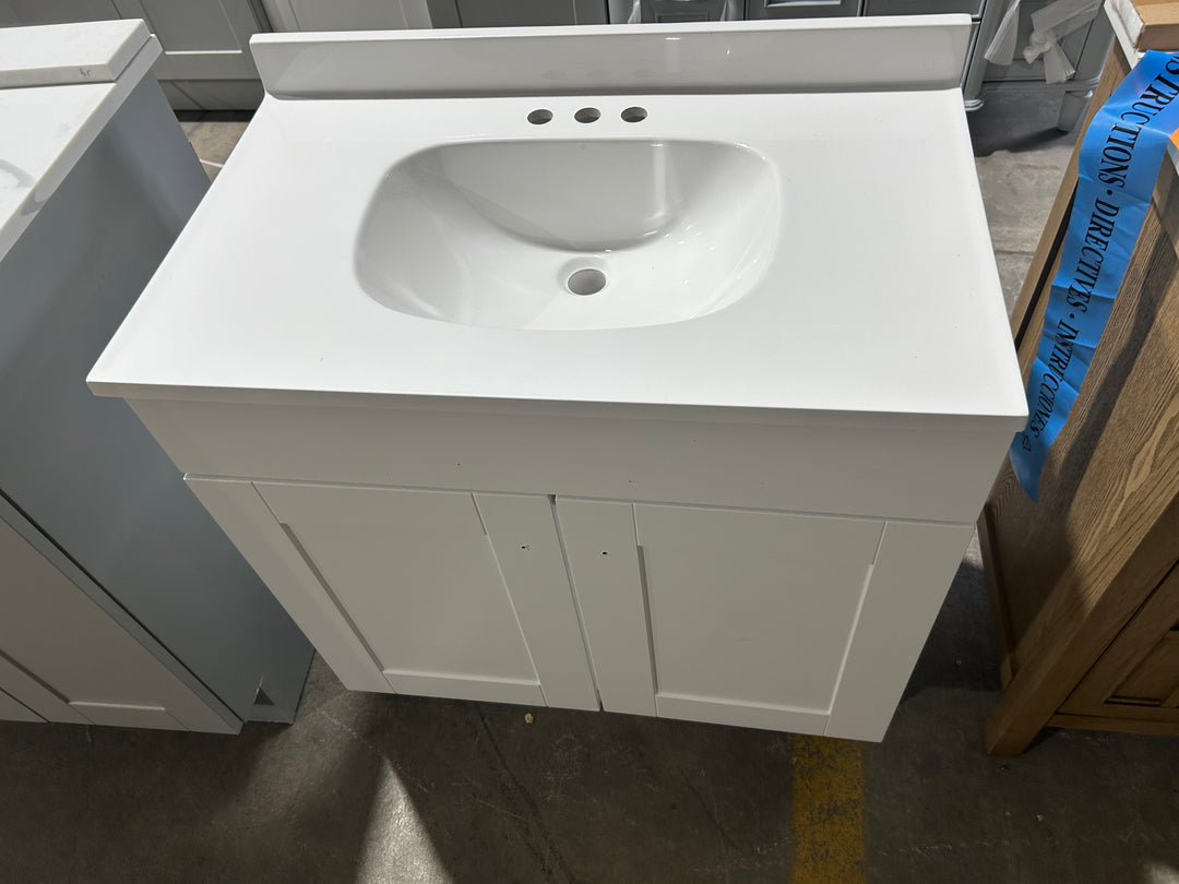 Proyecto Fuente Dover - Tocador de baño de 30 pulgadas con lavabo individual en blanco puro y cubierta de mármol cultivado blanco (dañado) 