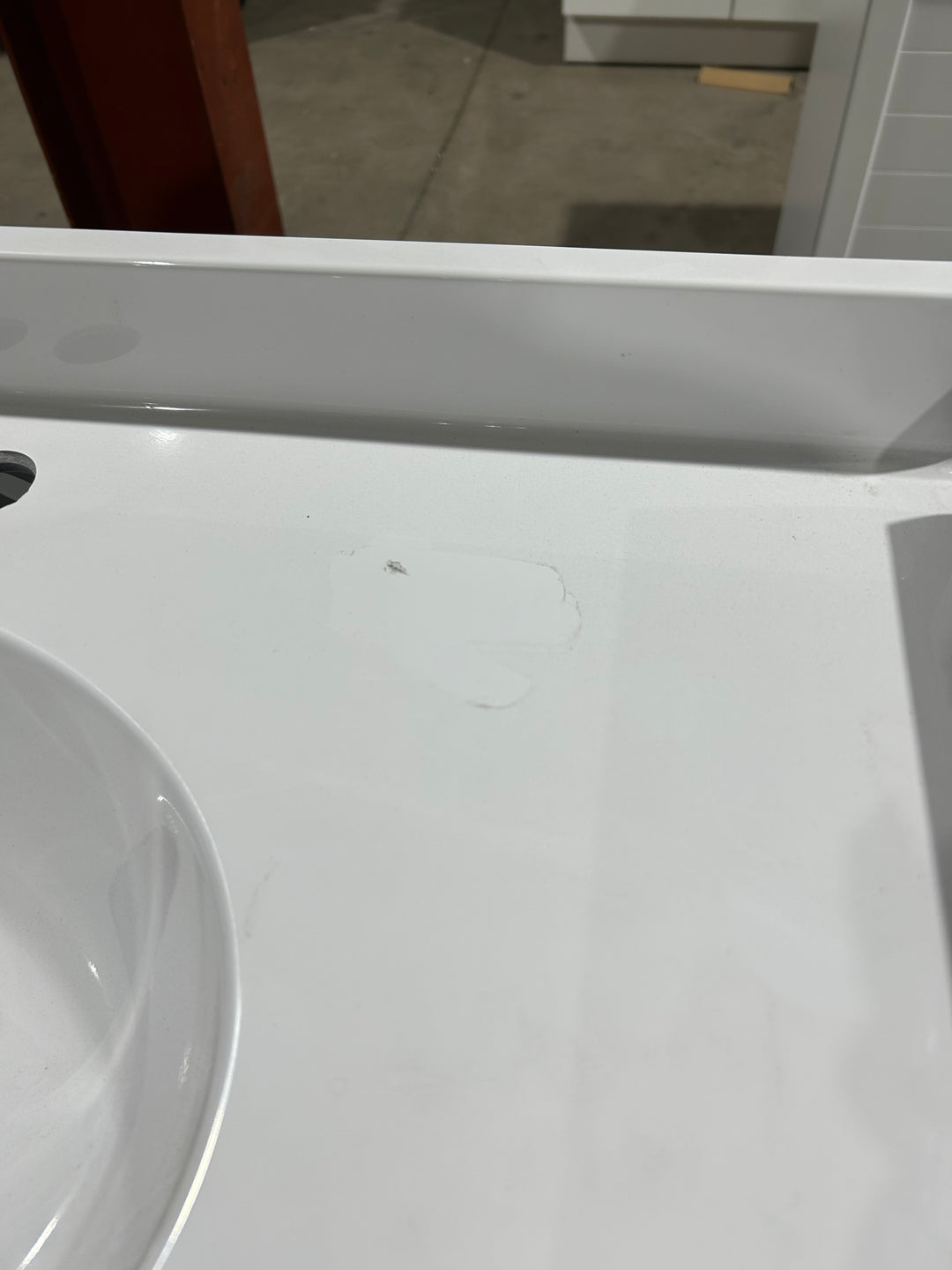 Proyecto Fuente Dover - Tocador de baño de 30 pulgadas con lavabo individual en blanco puro y cubierta de mármol cultivado blanco (dañado) 