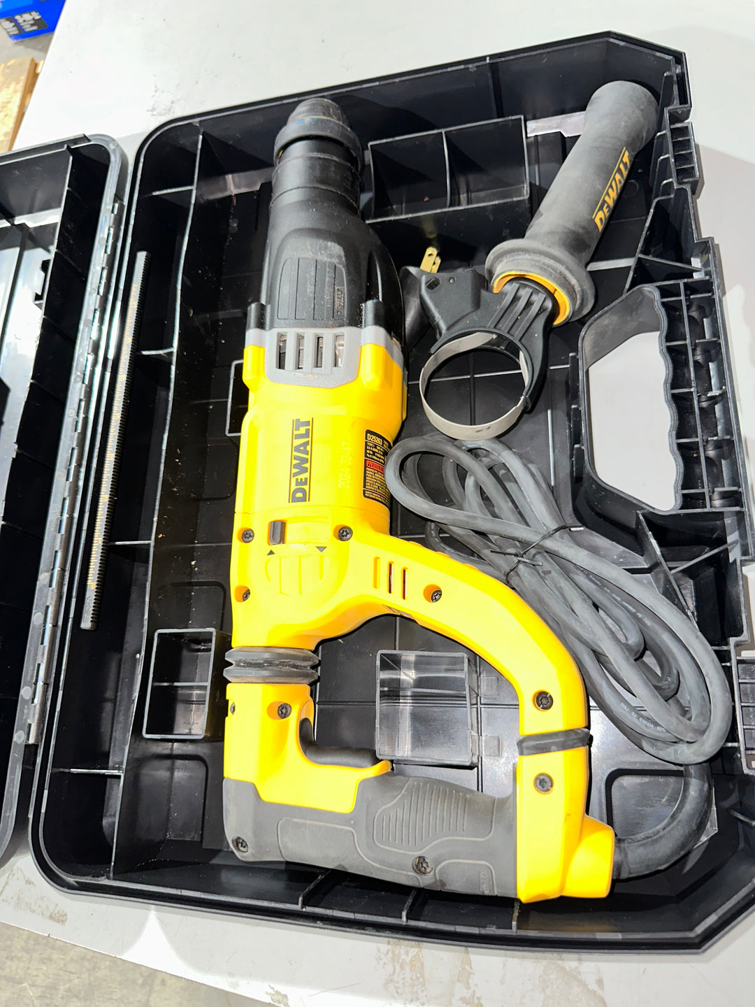 DeWalt 8.5 Amp 1-1/8 in. Corded SDS-PLUS D-Handle Concrete/Masonry Rotary Hammer Drill Kit (USED)