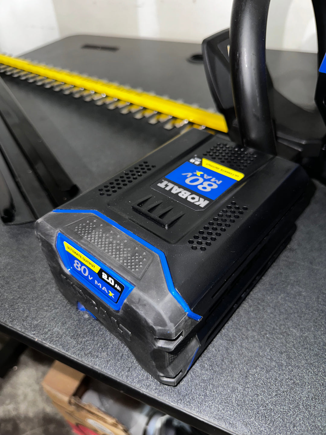 Kobalt 80-volt 26-in Battery Hedge Trimmer 2 Ah Battery Included , Charger Included (used)