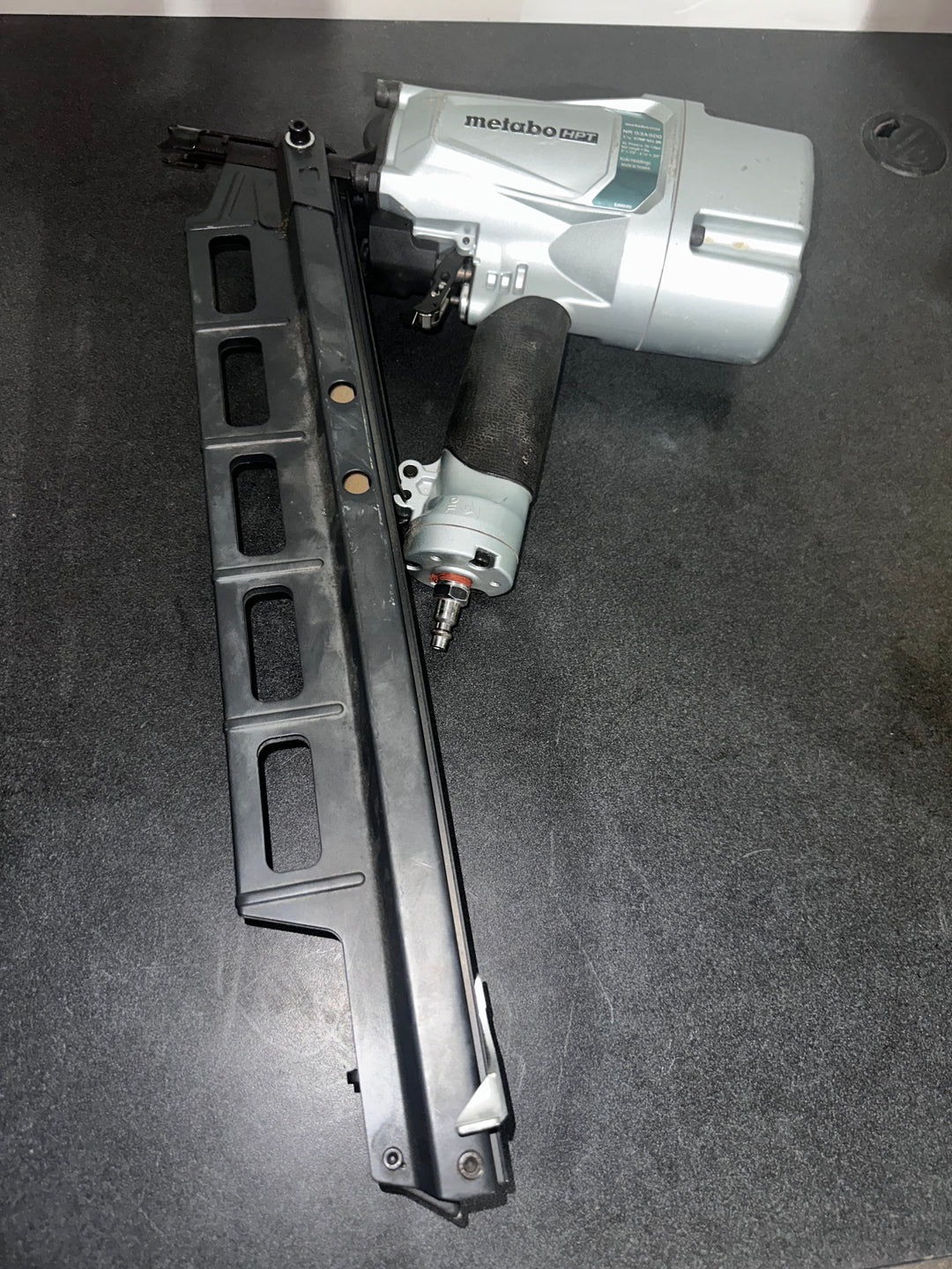 Clavadora neumática de cabeza redonda Metabo HPT de 3-1/4 pulgadas y 21 grados (usada)