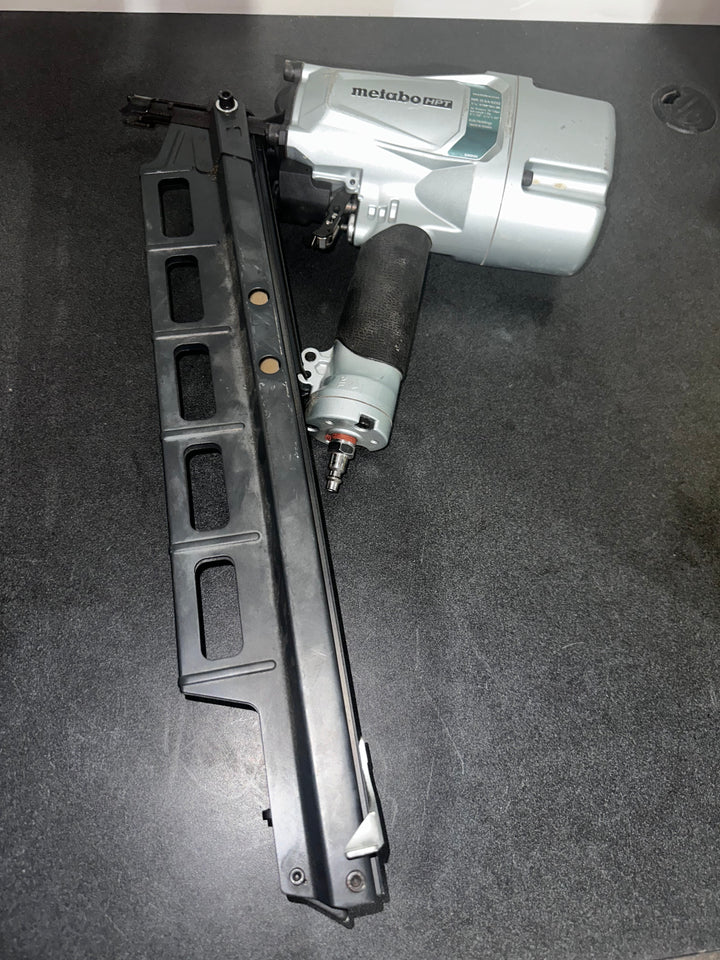 Clavadora neumática de cabeza redonda Metabo HPT de 3-1/4 pulgadas y 21 grados (usada)