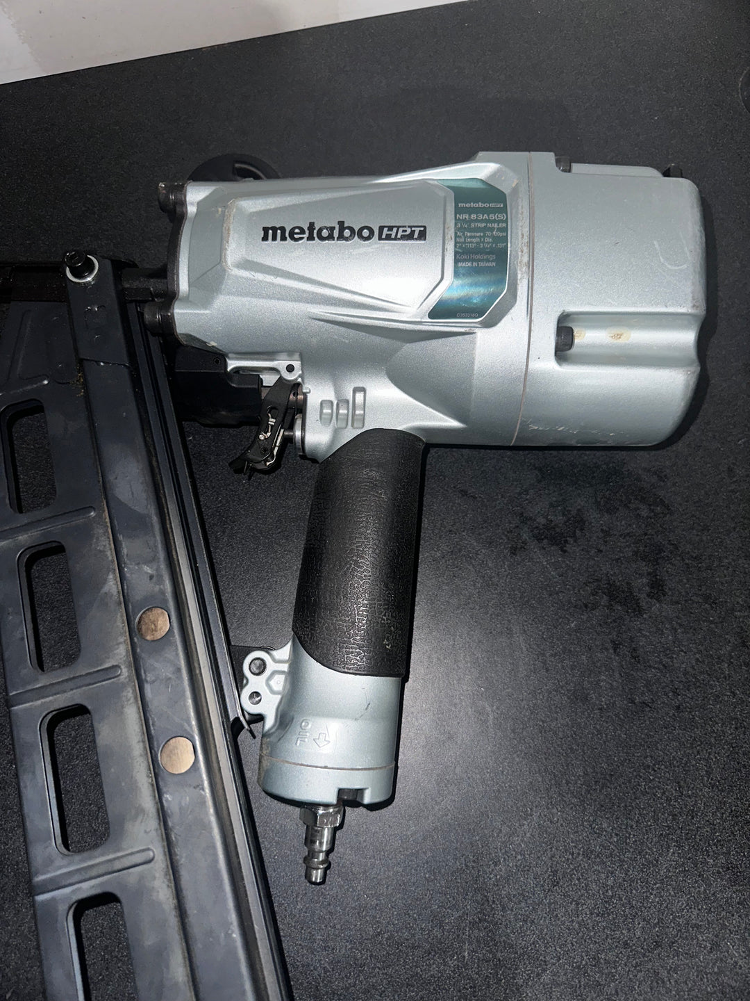 Clavadora neumática de cabeza redonda Metabo HPT de 3-1/4 pulgadas y 21 grados (usada)