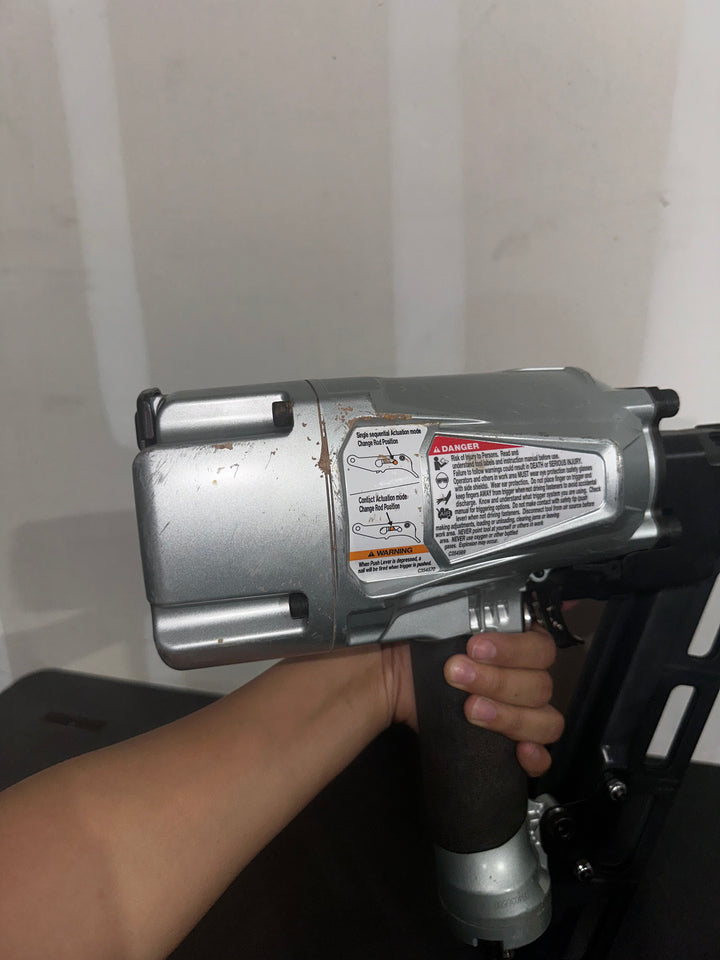 Clavadora neumática de cabeza redonda Metabo HPT de 3-1/4 pulgadas y 21 grados (usada)