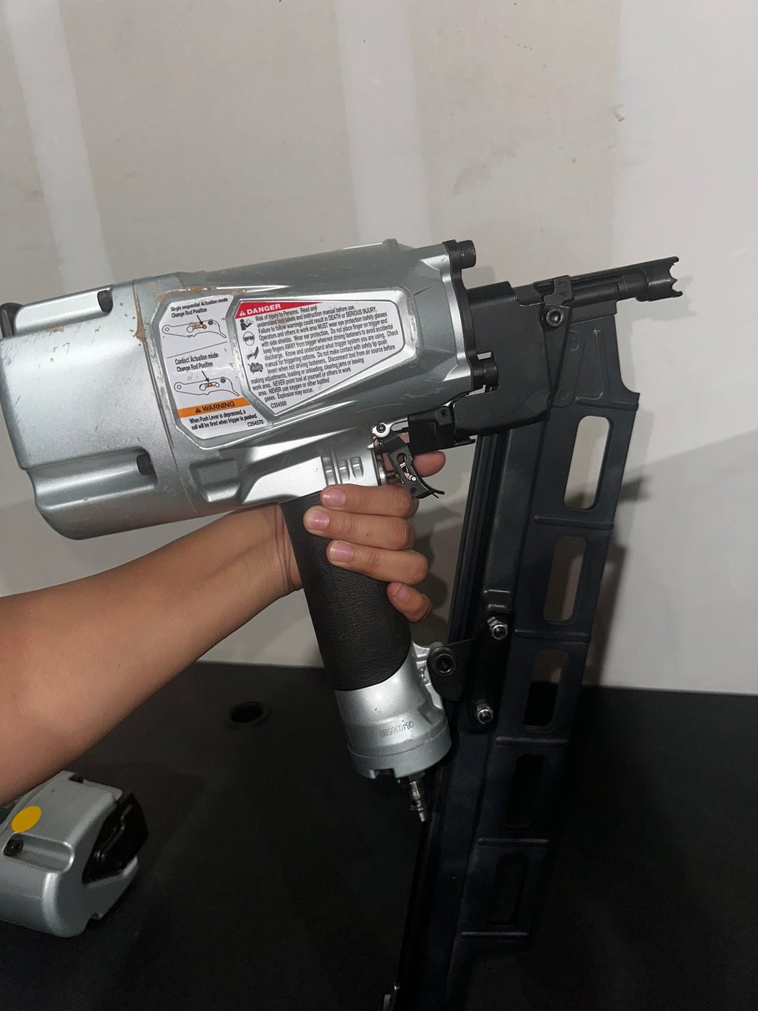 Clavadora neumática de cabeza redonda Metabo HPT de 3-1/4 pulgadas y 21 grados (usada)