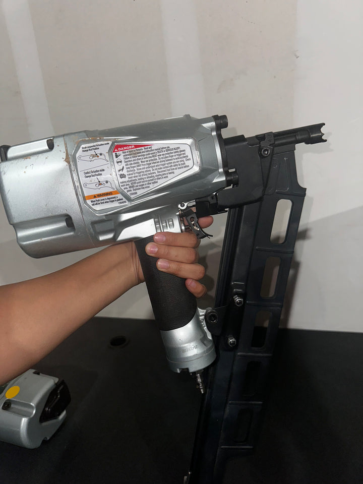 Clavadora neumática de cabeza redonda Metabo HPT de 3-1/4 pulgadas y 21 grados (usada)