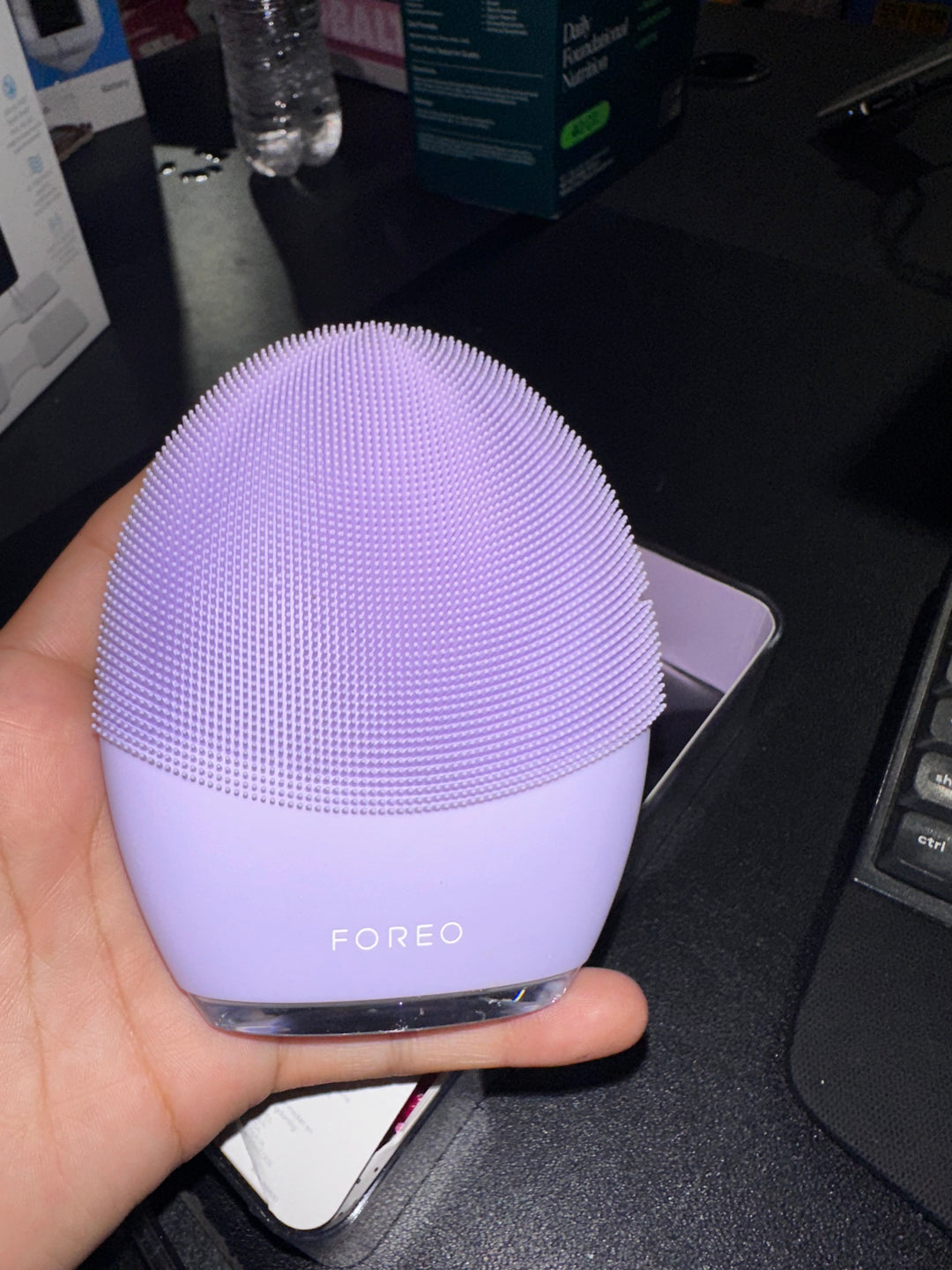 Dispositivo de masaje facial limpiador y reafirmante FOREO LUNA 3 + limpiador espumoso de 0.67 fl oz (nuevo)