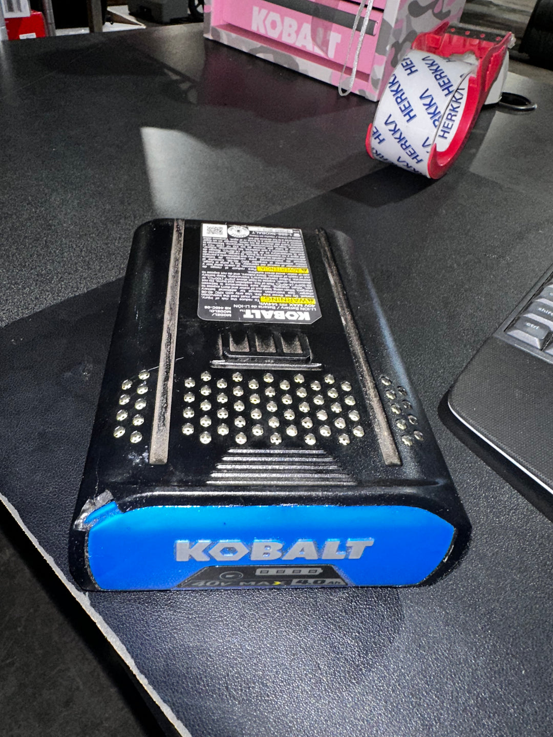 Desbrozadora de hilo Kobalt de 40 V máx., 15 pulgadas, con eje recto y batería de 4 Ah (batería y cargador incluidos) (caja abierta)