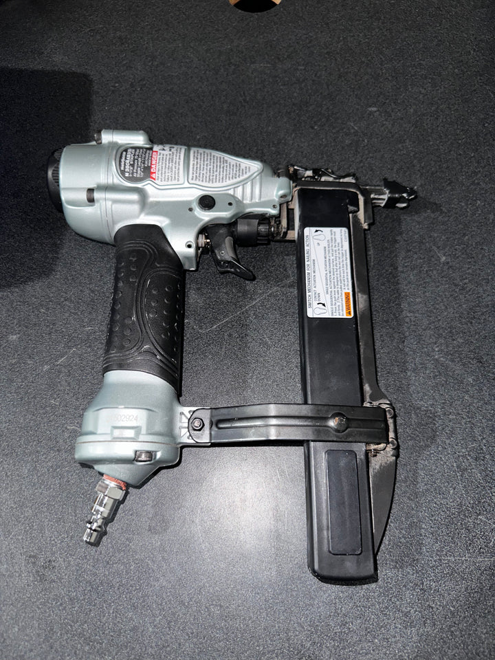Grapadora neumática Metabo HPT 18 de 1/4 pulg. con corona estrecha (usada)