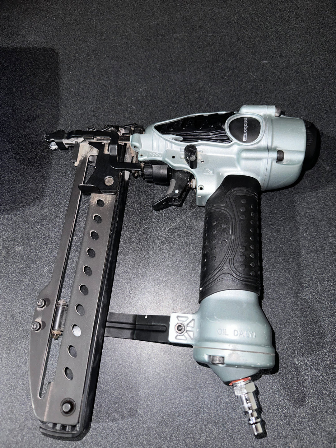 Grapadora neumática Metabo HPT 18 de 1/4 pulg. con corona estrecha (usada)