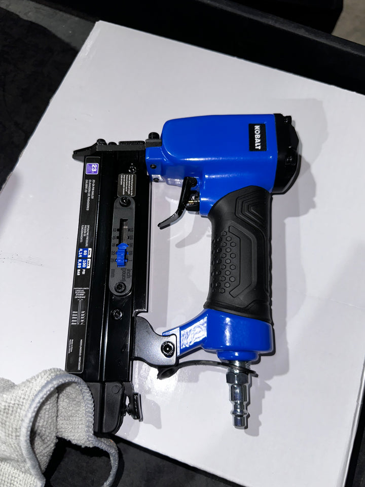 Compresor de aire eléctrico portátil Kobalt de 6 galones y 150 PSI con accesorios incluidos