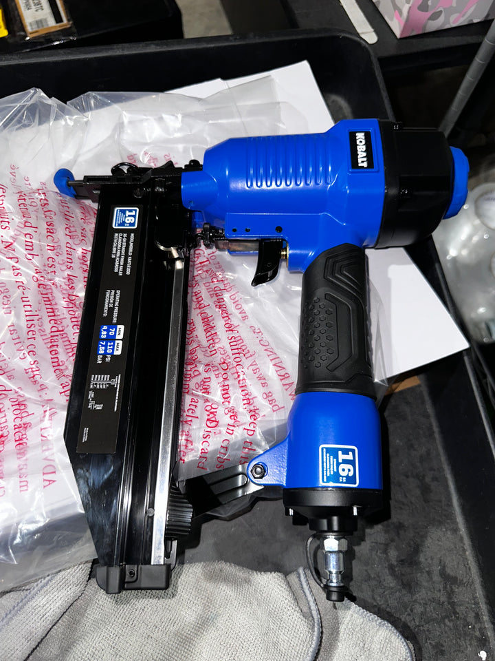 Compresor de aire eléctrico portátil Kobalt de 6 galones y 150 PSI con accesorios incluidos