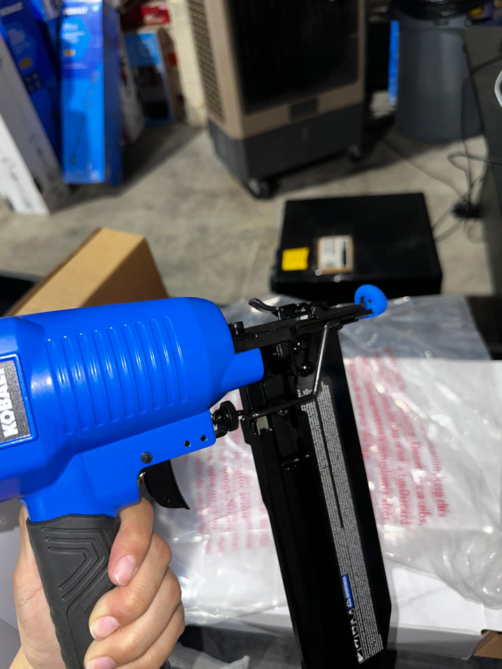 Compresor de aire eléctrico portátil Kobalt de 6 galones y 150 PSI con accesorios incluidos
