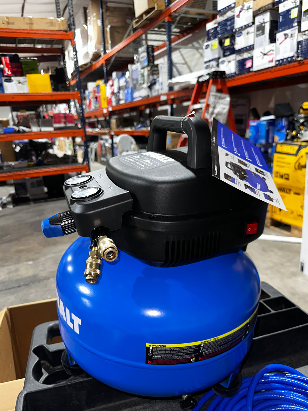 Compresor de aire eléctrico portátil Kobalt de 6 galones y 150 PSI con accesorios incluidos