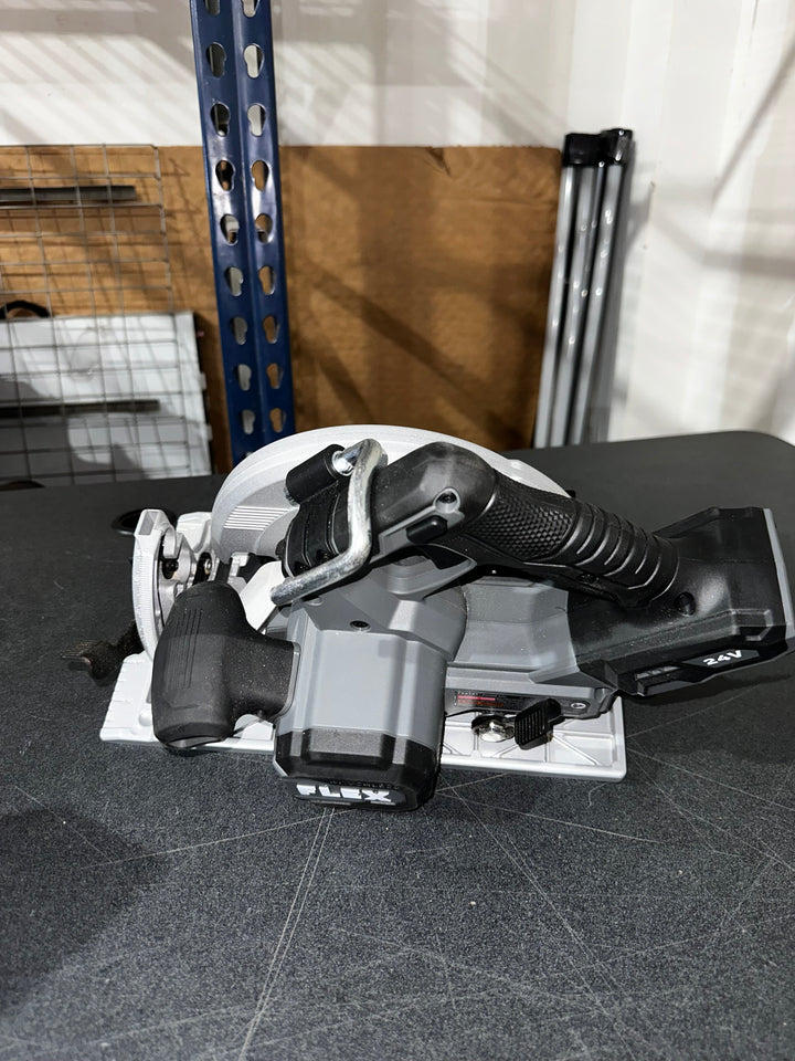 FLEX Rear Handle 24-volt 7-1/4-in Brushless Cordless Circular saw (used)(bare tool)