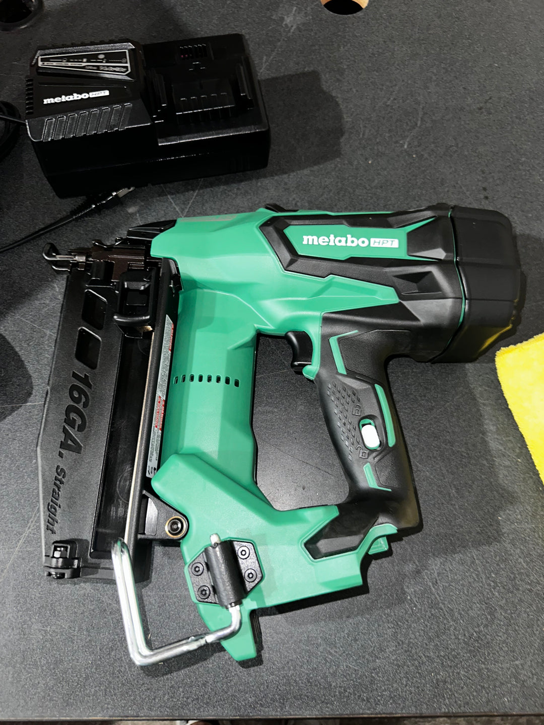 Metabo HPT MultiVolt 2-1/2-in 16 -Gauge Cordless Straight Finish Nailer ( Battery Included ) (USED)(NO BOX)