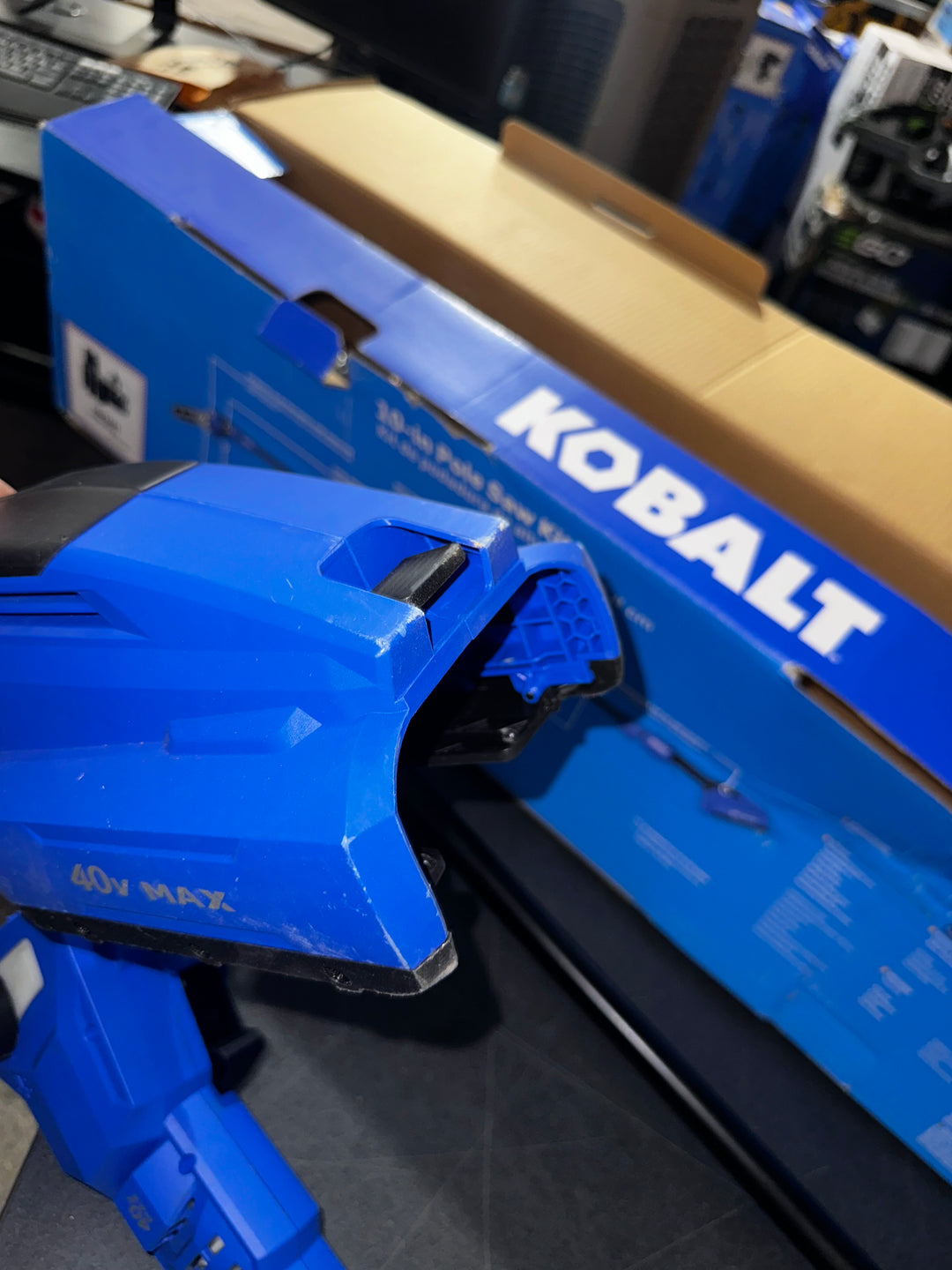 Motosierra de pértiga a batería Kobalt Gen4 de 40 voltios y 10 pulgadas y 2 Ah (batería y cargador incluidos)