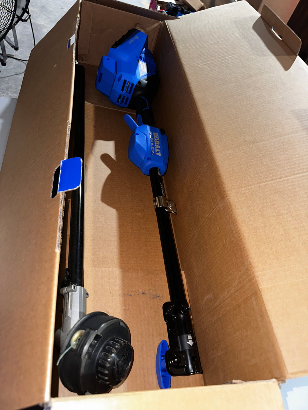 Desbrozadora de hilo a batería Kobalt Gen4 de 40 voltios y 15 pulgadas con eje recto y capacidad para accesorios de 4 Ah (batería y cargador incluidos)