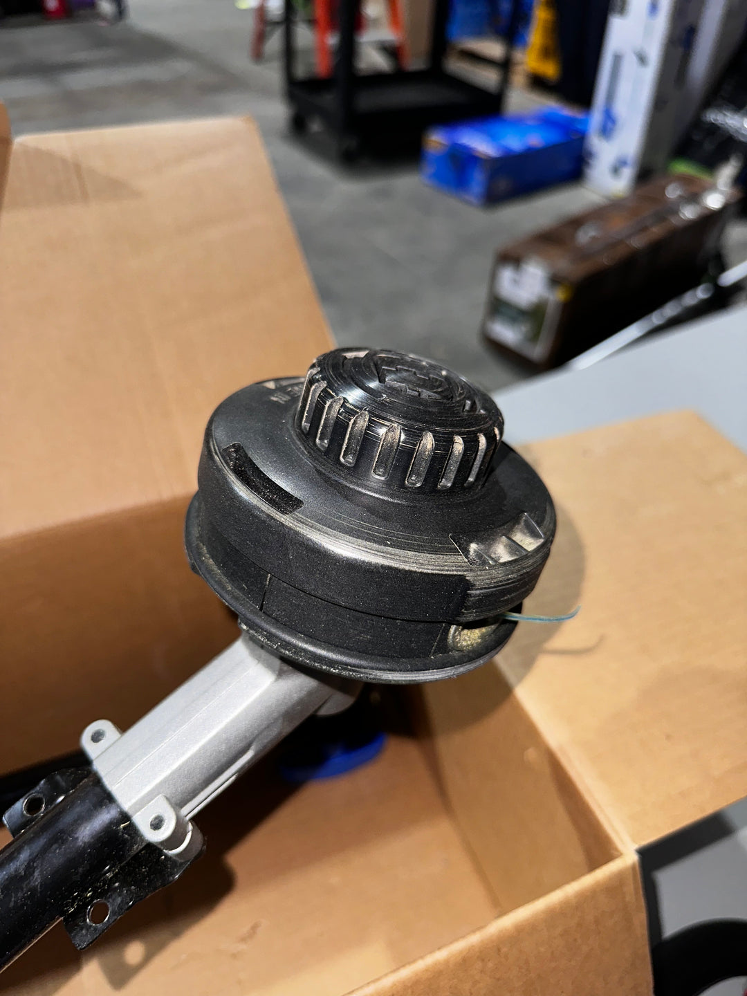 Desbrozadora de hilo a batería Kobalt Gen4 de 40 voltios y 15 pulgadas con eje recto y capacidad para accesorios de 4 Ah (batería y cargador incluidos)