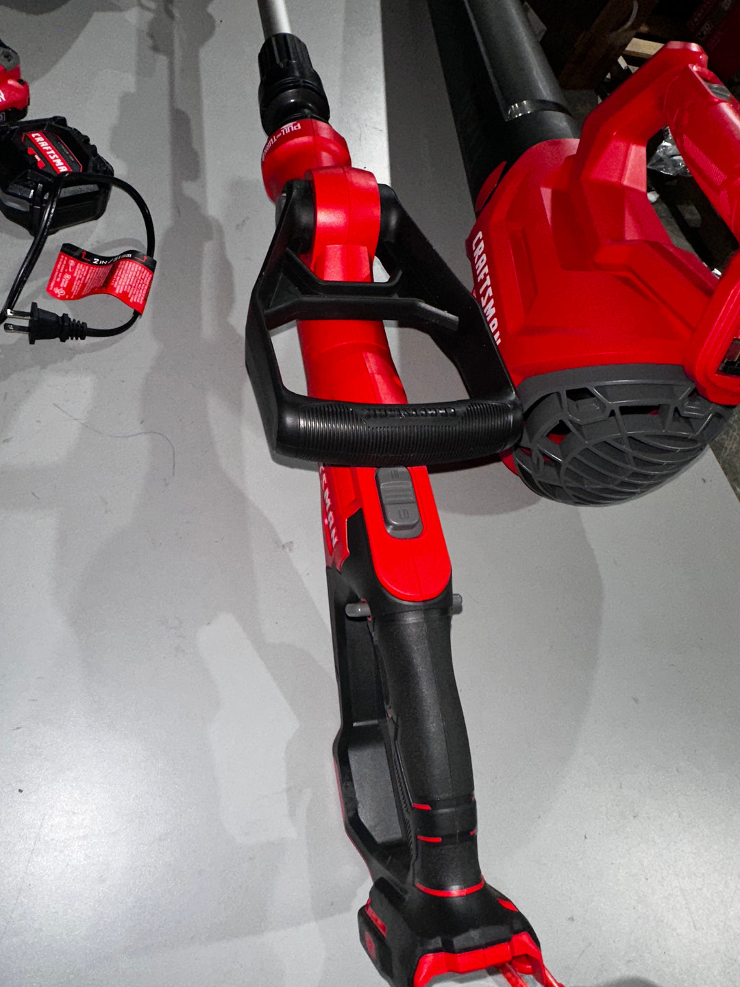 Kit combinado de recortadora de hilo y soplador de hojas inalámbrico CRAFTSMAN V20 de 20 voltios máx., 2 Ah (batería y cargador incluidos) (USADO)