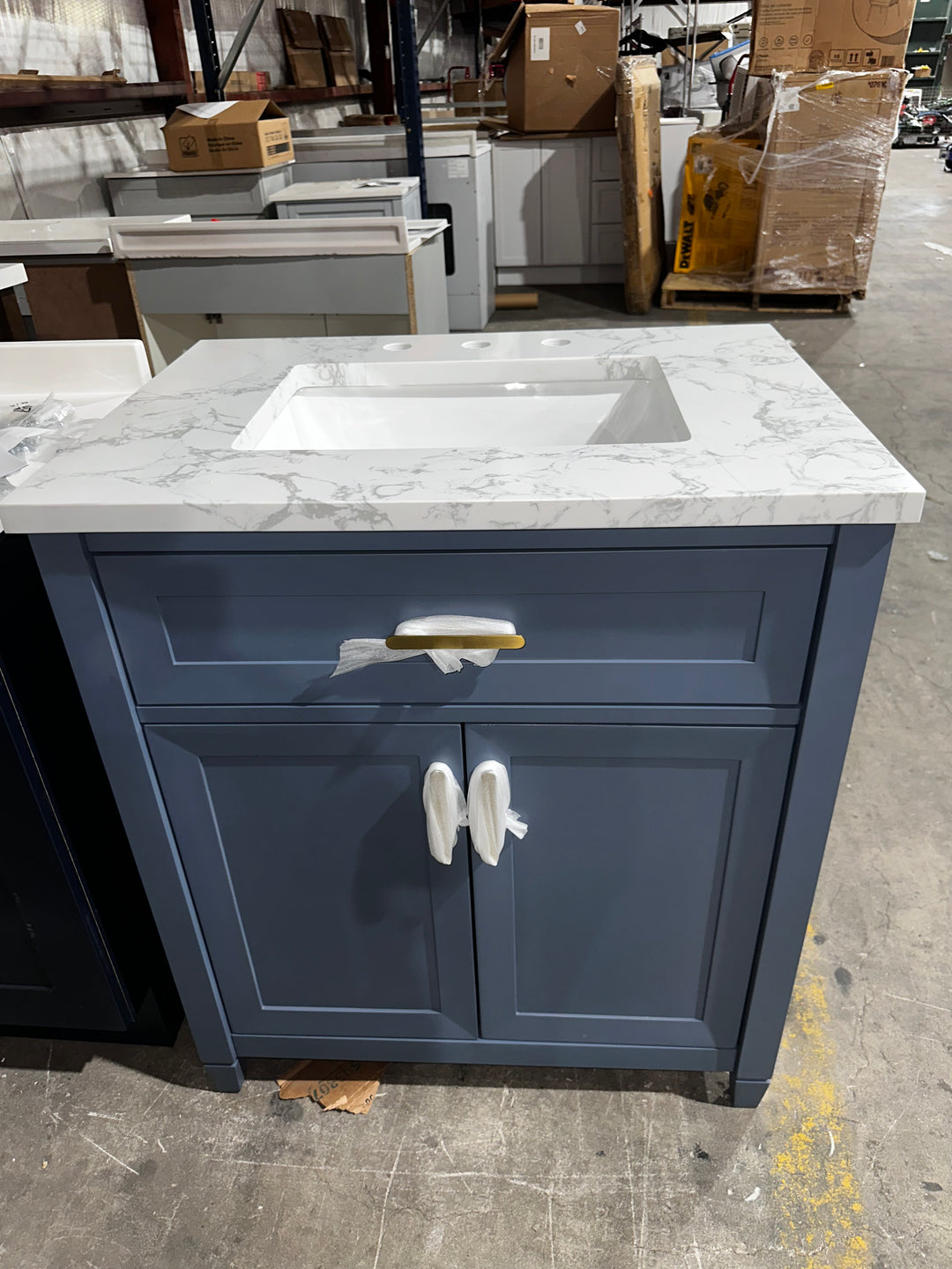 Mueble de baño Allen + Roth Lancashire de 30 pulgadas con lavabo bajo encimera en azul Chambray y encimera de piedra artificial blanca (dañado)