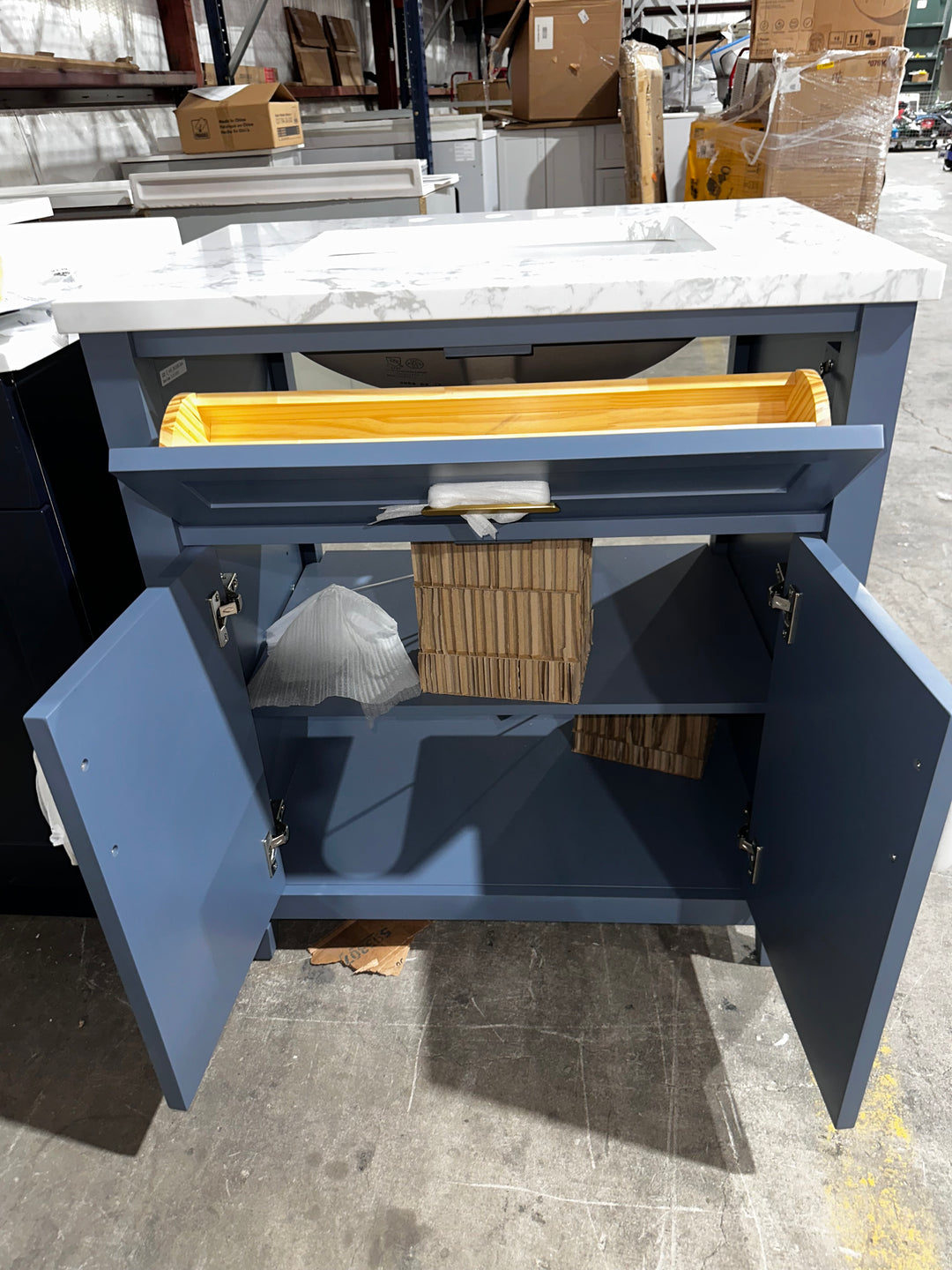 Mueble de baño Allen + Roth Lancashire de 30 pulgadas con lavabo bajo encimera en azul Chambray y encimera de piedra artificial blanca (dañado)