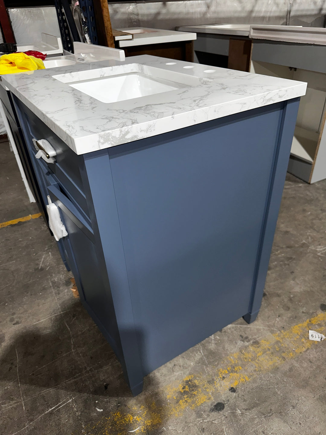Mueble de baño Allen + Roth Lancashire de 30 pulgadas con lavabo bajo encimera en azul Chambray y encimera de piedra artificial blanca (dañado)