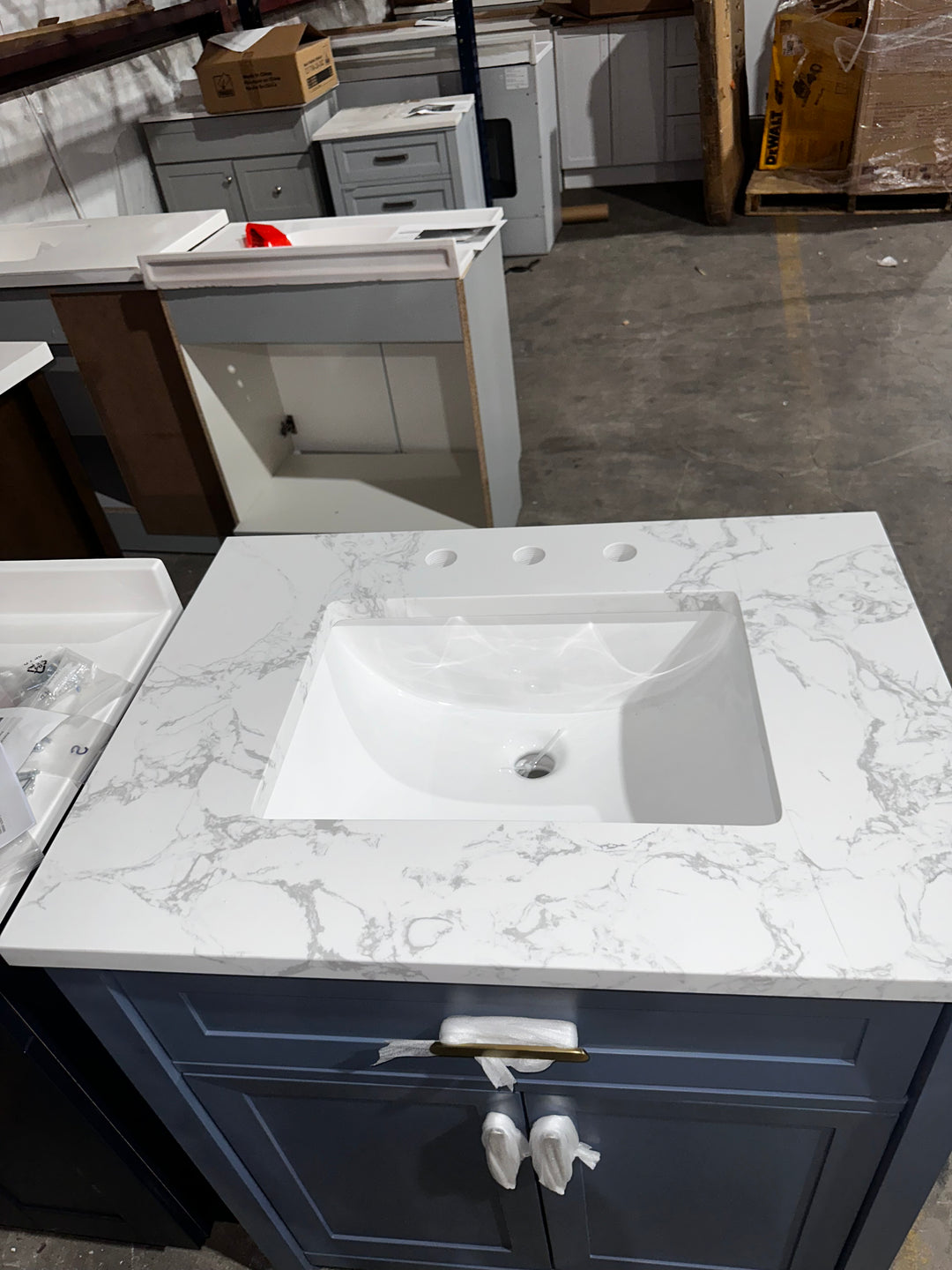 Mueble de baño Allen + Roth Lancashire de 30 pulgadas con lavabo bajo encimera en azul Chambray y encimera de piedra artificial blanca (dañado)