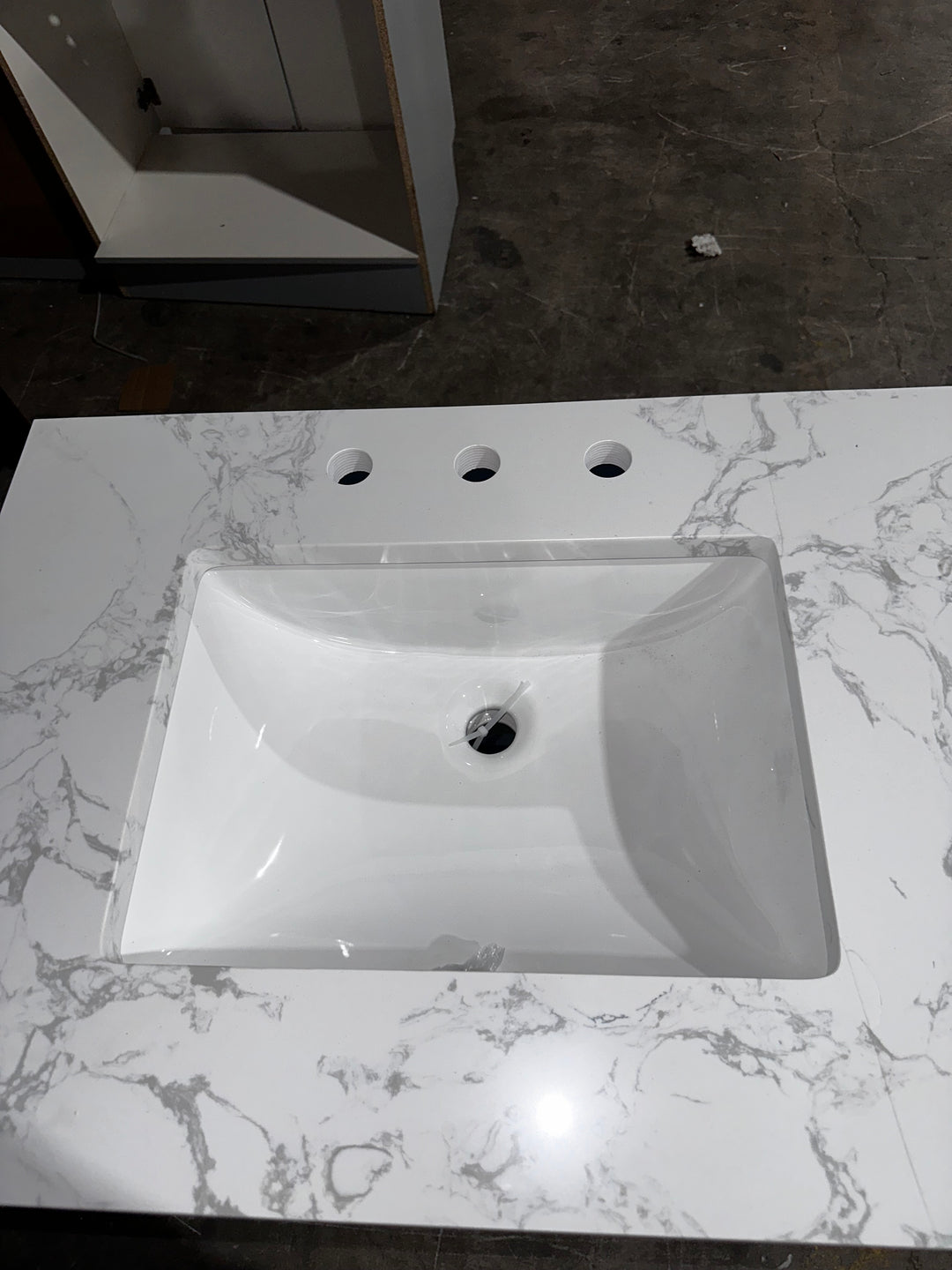 Mueble de baño Allen + Roth Lancashire de 30 pulgadas con lavabo bajo encimera en azul Chambray y encimera de piedra artificial blanca (dañado)